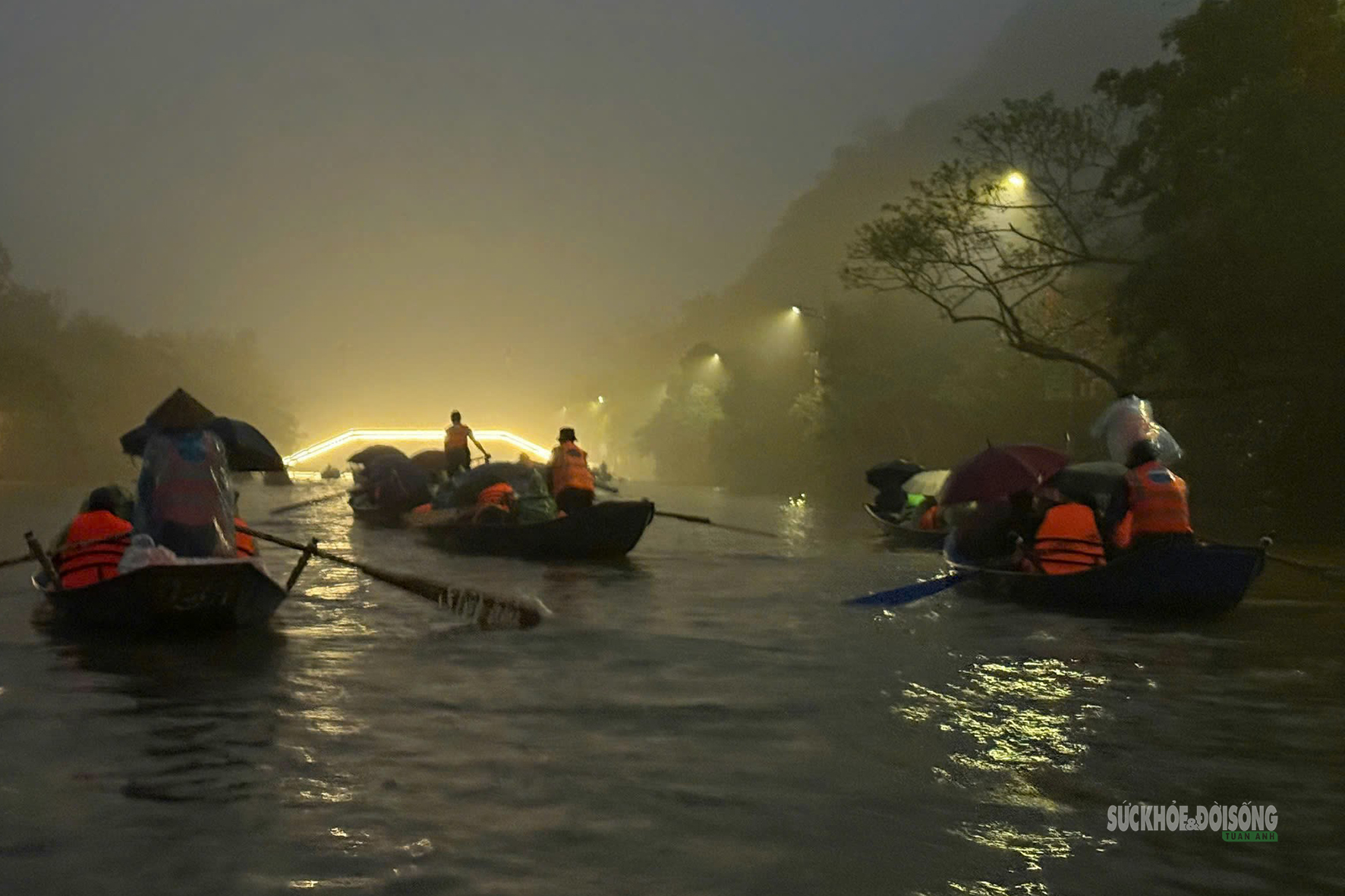 Biển người trẩy hội chùa Hương sáng mùng 6 Tết- Ảnh 3. Biển người trẩy hội chùa Hương sáng mùng 6 Tết- Ảnh 3.