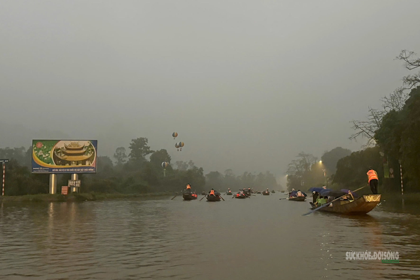 Biển người trẩy hội chùa Hương sáng mùng 6 Tết- Ảnh 4. Biển người trẩy hội chùa Hương sáng mùng 6 Tết- Ảnh 4.