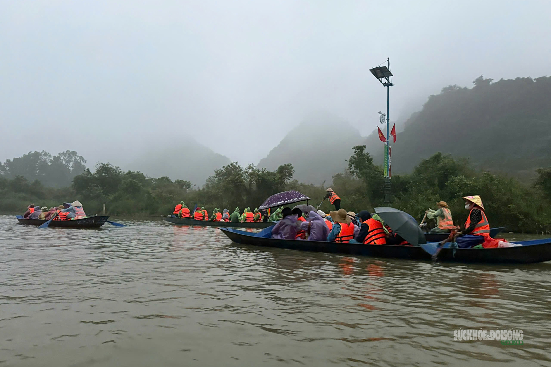 Biển người trẩy hội chùa Hương sáng mùng 6 Tết- Ảnh 5. Biển người trẩy hội chùa Hương sáng mùng 6 Tết- Ảnh 5.