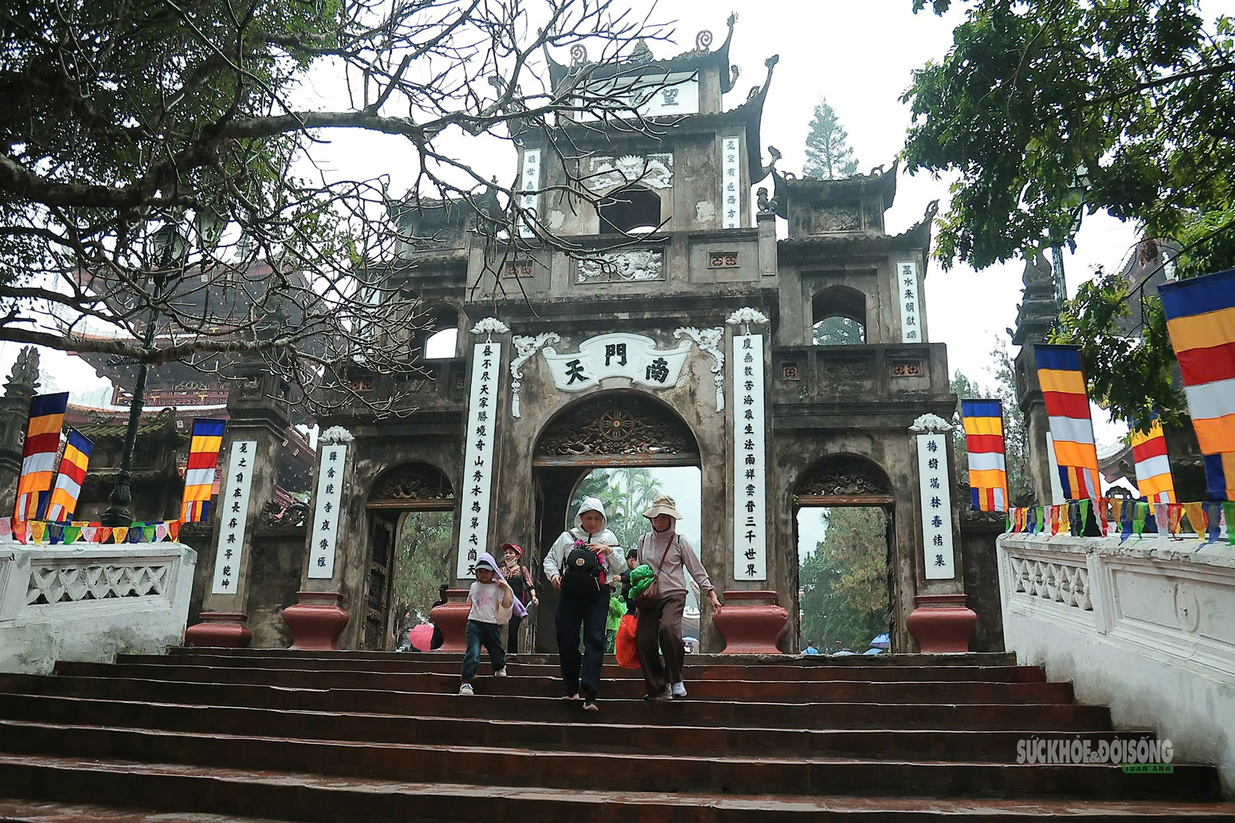 Biển người trẩy hội chùa Hương sáng mùng 6 Tết- Ảnh 8. Biển người trẩy hội chùa Hương sáng mùng 6 Tết- Ảnh 8.