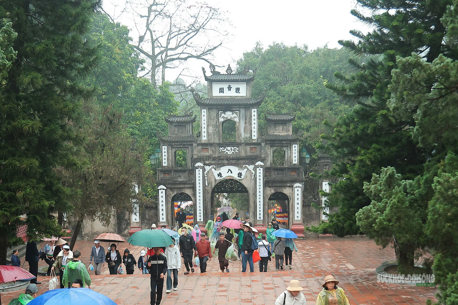 Biển người trẩy hội chùa Hương sáng mùng 6 Tết- Ảnh 7. Biển người trẩy hội chùa Hương sáng mùng 6 Tết- Ảnh 7.