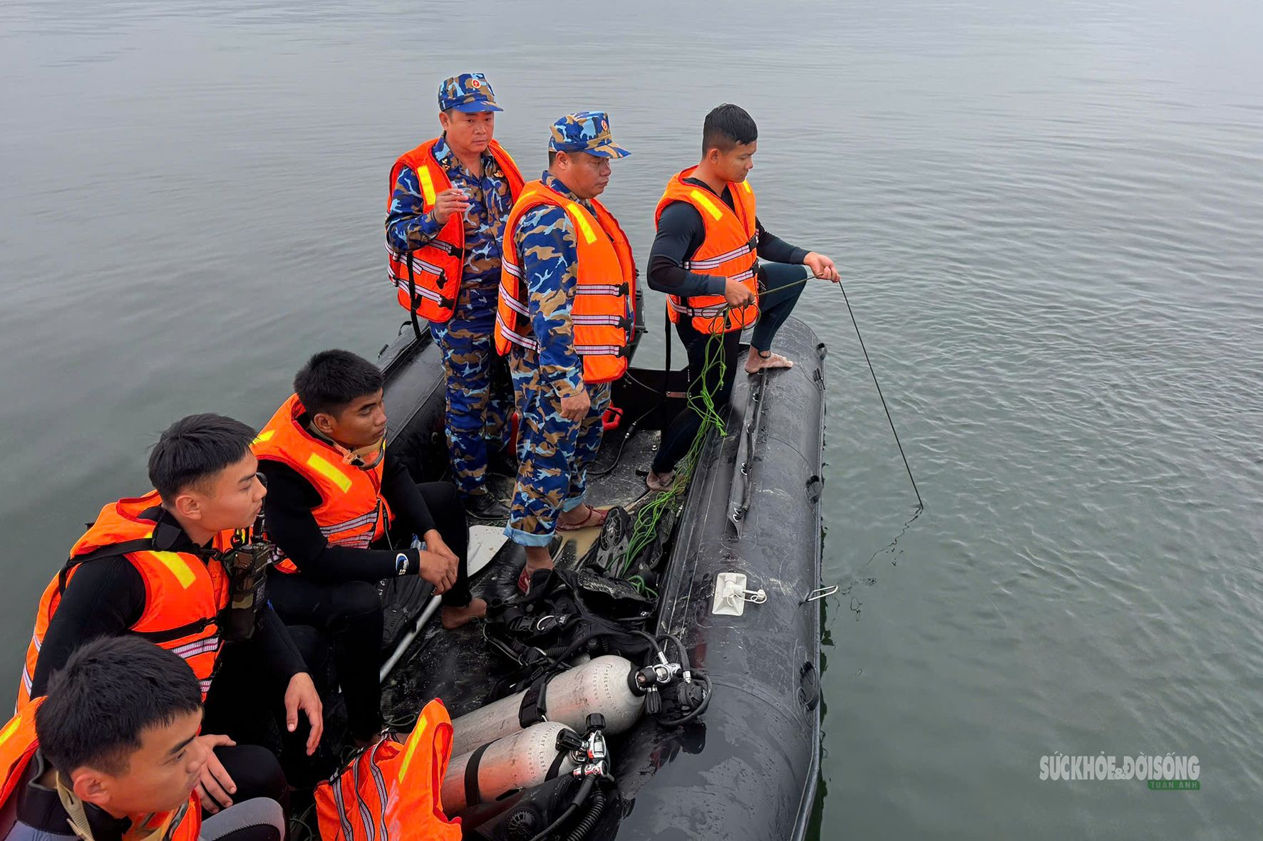 Đặc công Hải quân xuyên đêm tìm kiếm nạn nhân vụ lật tàu trên hồ Thác Bà- Ảnh 4.