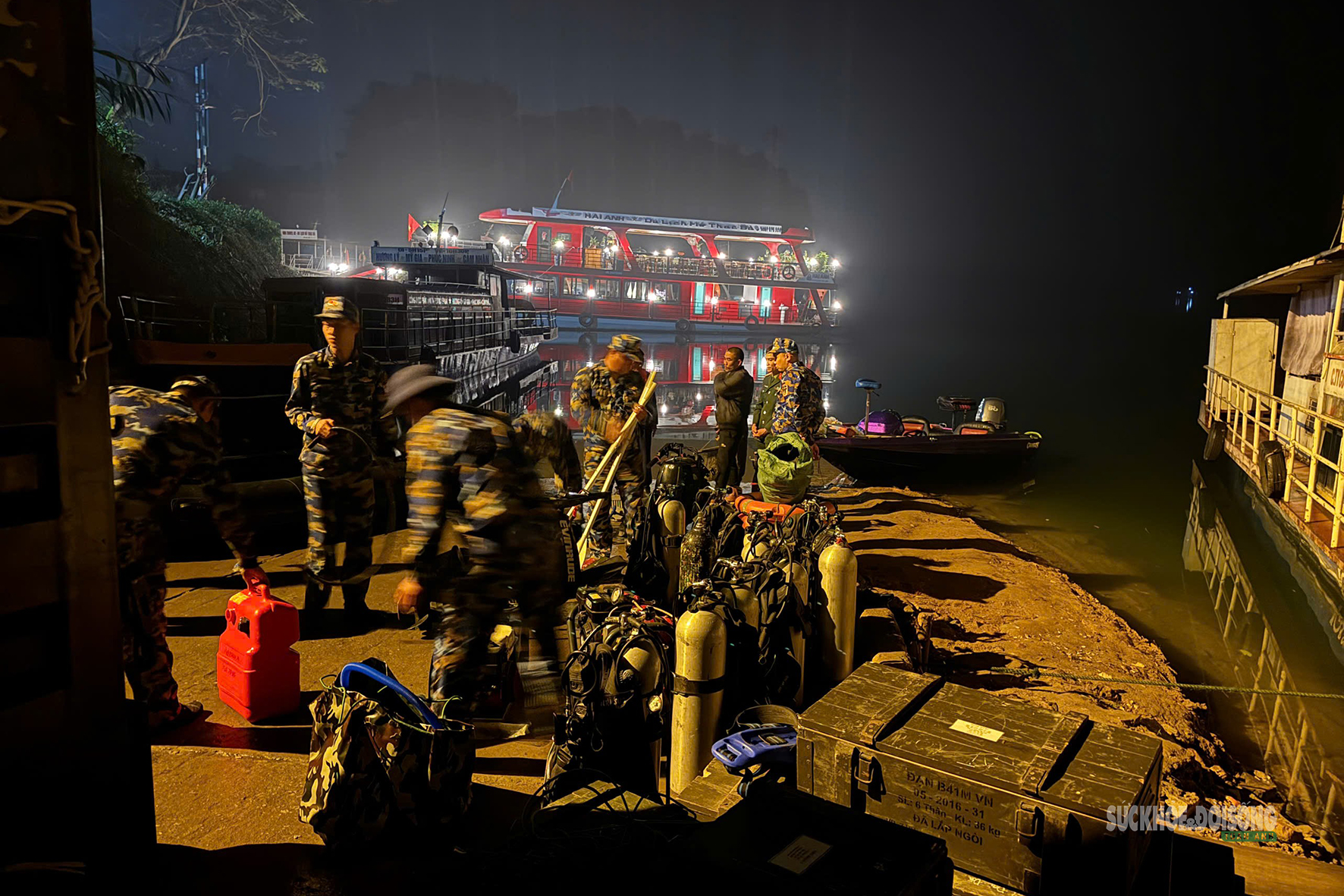 Đặc công Hải quân xuyên đêm tìm kiếm nạn nhân vụ lật tàu trên hồ Thác Bà- Ảnh 1.
