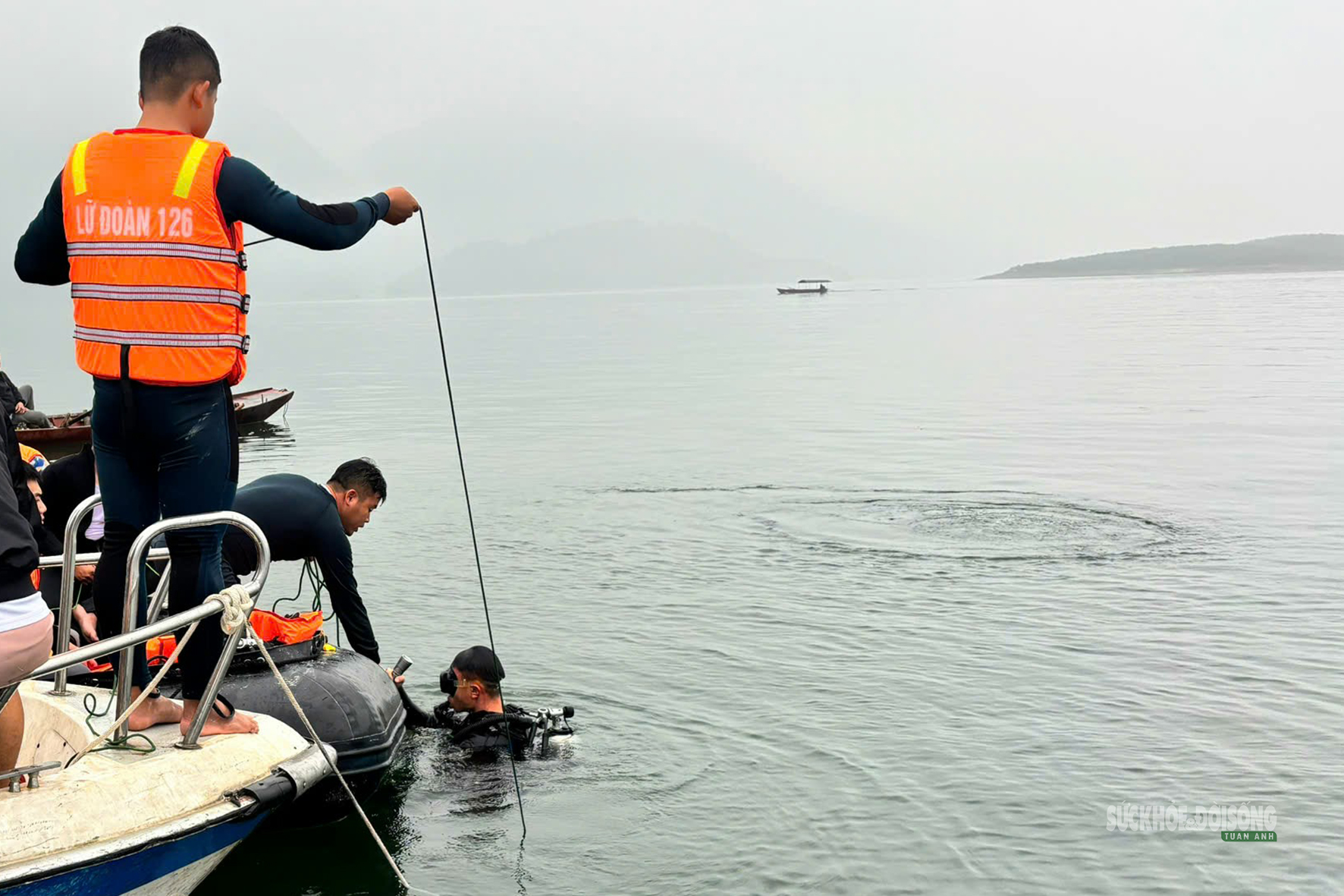 Đặc công Hải quân xuyên đêm tìm kiếm nạn nhân vụ lật tàu trên hồ Thác Bà- Ảnh 5.