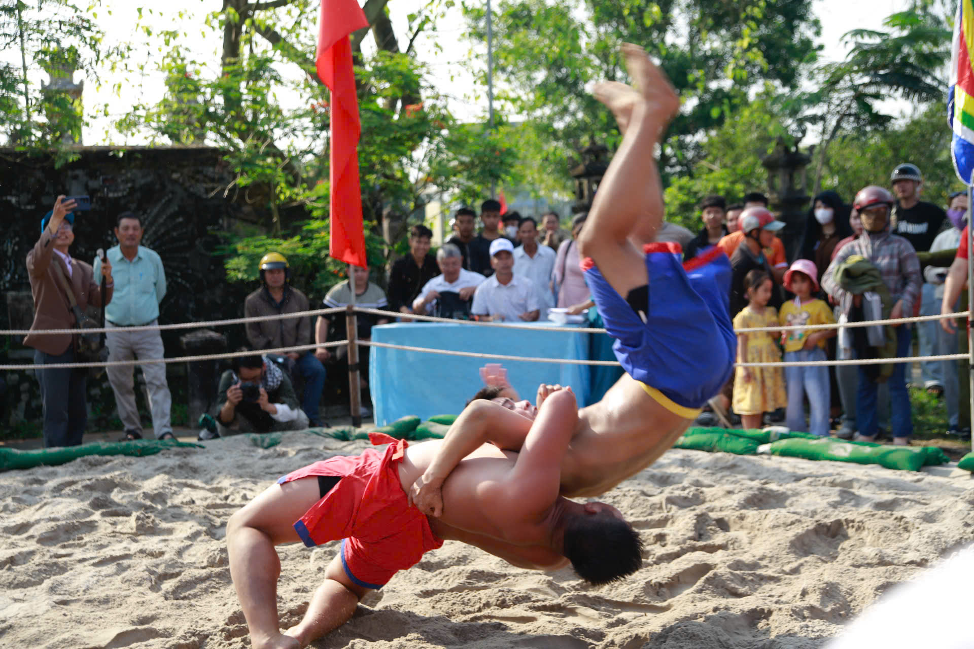 Mùng 6 Tết, về Thủ Lễ xem trai tráng đọ sức trong tiếng trống hội- Ảnh 7. Mùng 6 Tết, về Thủ Lễ xem trai tráng đọ sức trong tiếng trống hội- Ảnh 7.