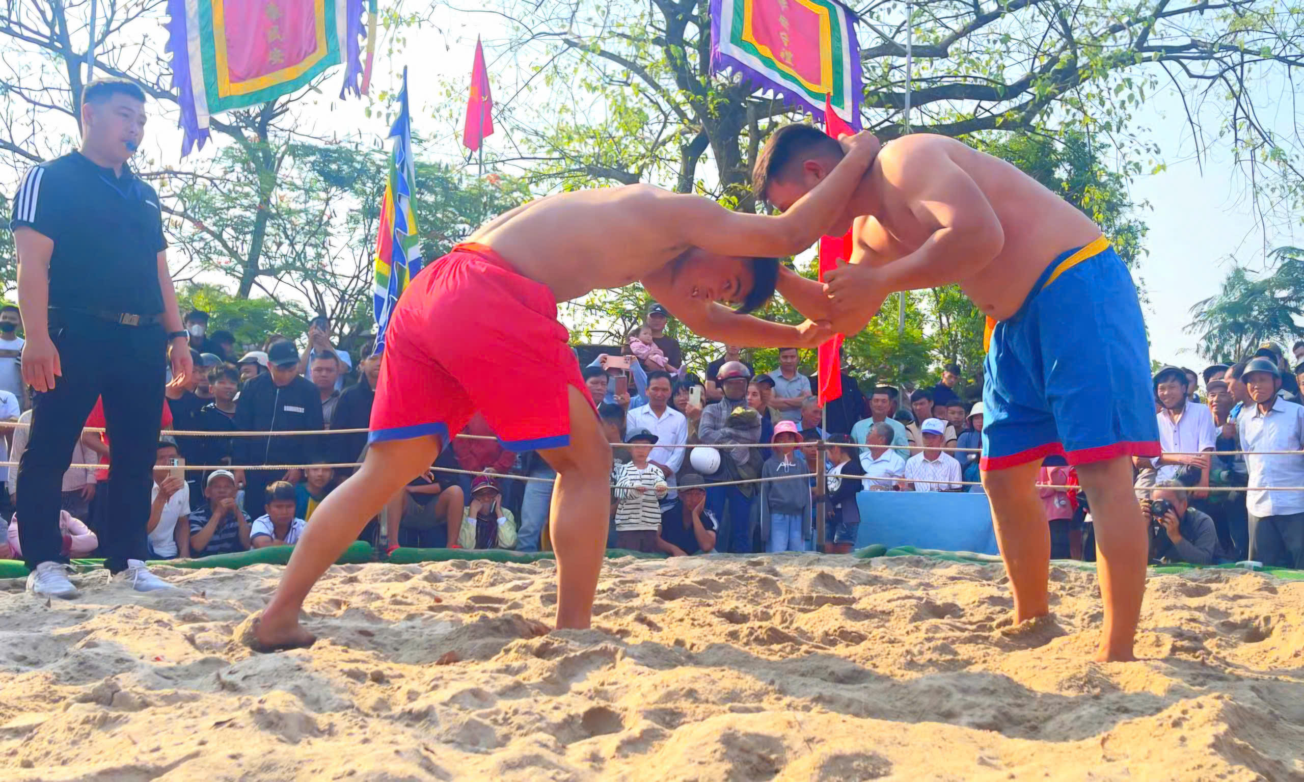 Mùng 6 Tết, về Thủ Lễ xem trai tráng đọ sức trong tiếng trống hội- Ảnh 2. Mùng 6 Tết, về Thủ Lễ xem trai tráng đọ sức trong tiếng trống hội- Ảnh 2.