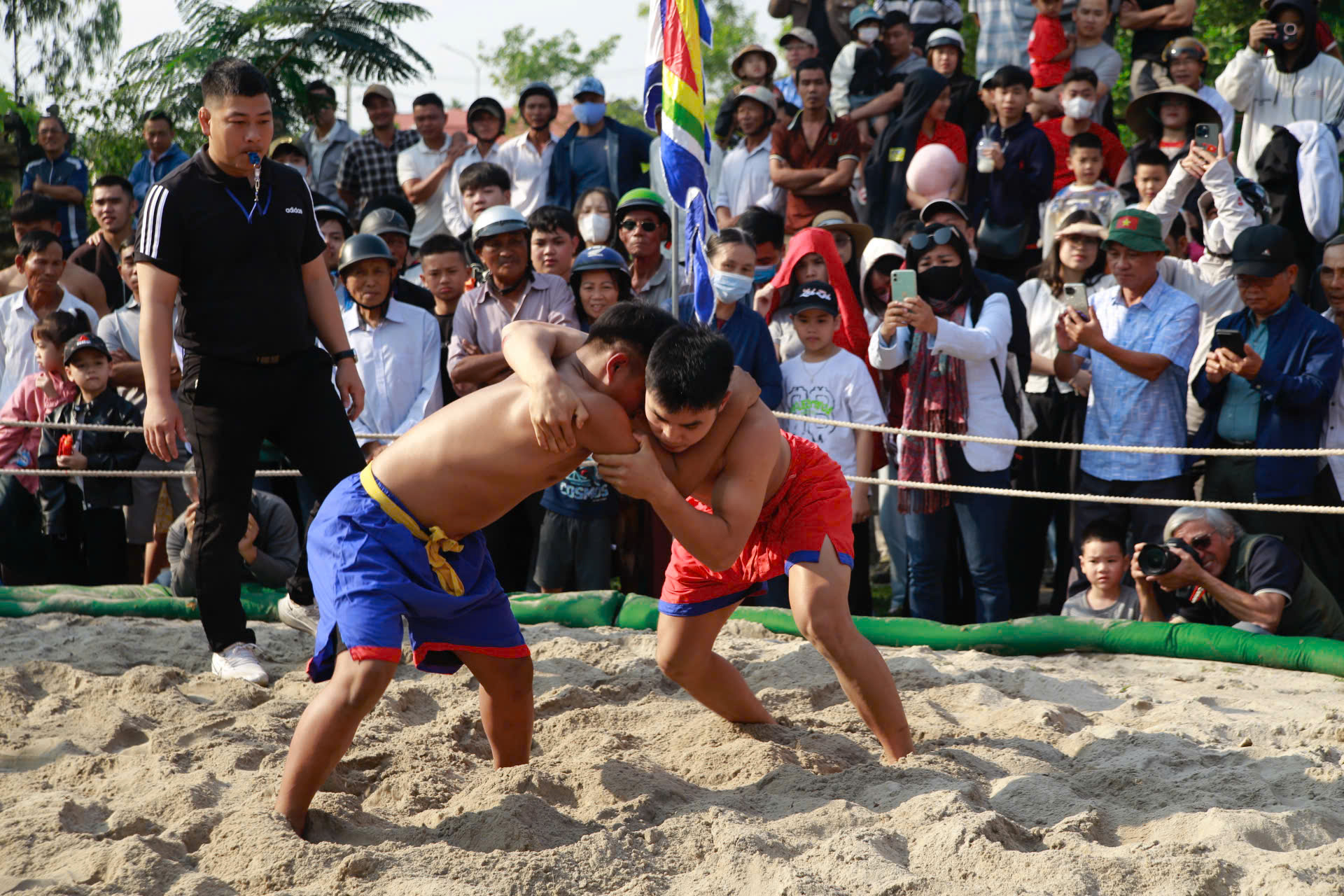 Mùng 6 Tết, về Thủ Lễ xem trai tráng đọ sức trong tiếng trống hội- Ảnh 3. Mùng 6 Tết, về Thủ Lễ xem trai tráng đọ sức trong tiếng trống hội- Ảnh 3.