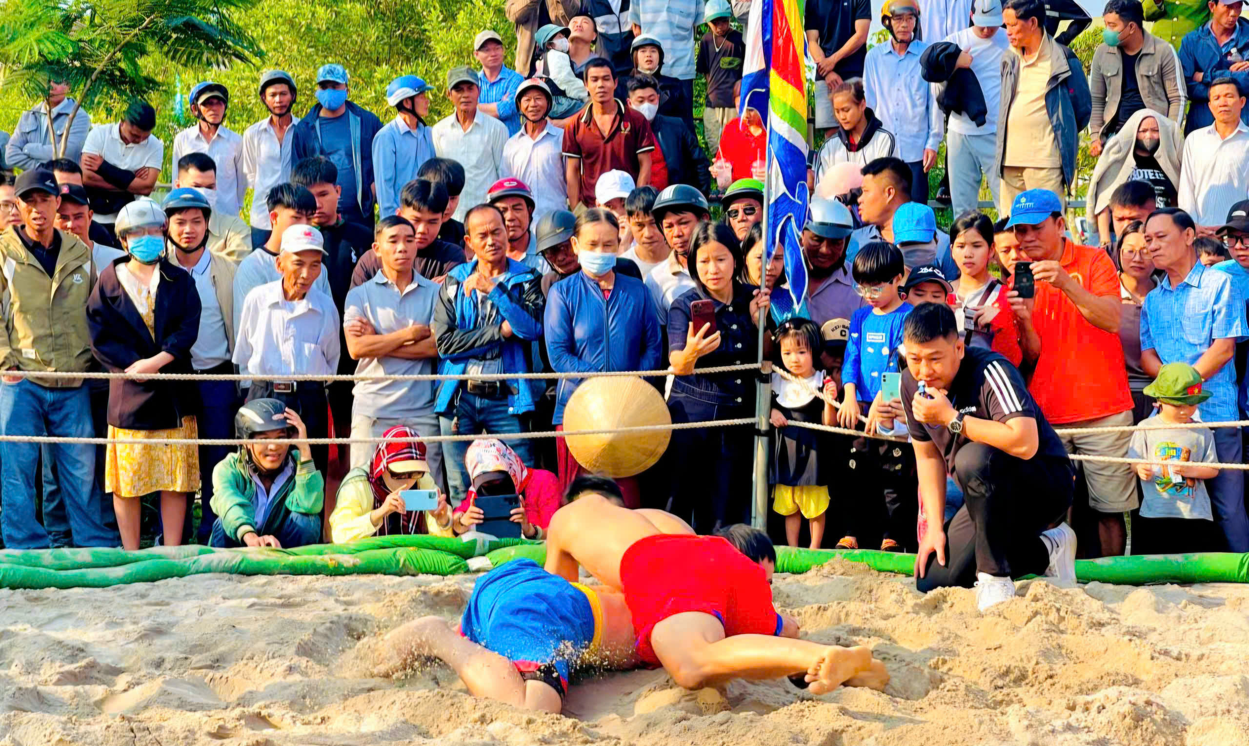 Mùng 6 Tết, về Thủ Lễ xem trai tráng đọ sức trong tiếng trống hội- Ảnh 4. Mùng 6 Tết, về Thủ Lễ xem trai tráng đọ sức trong tiếng trống hội- Ảnh 4.