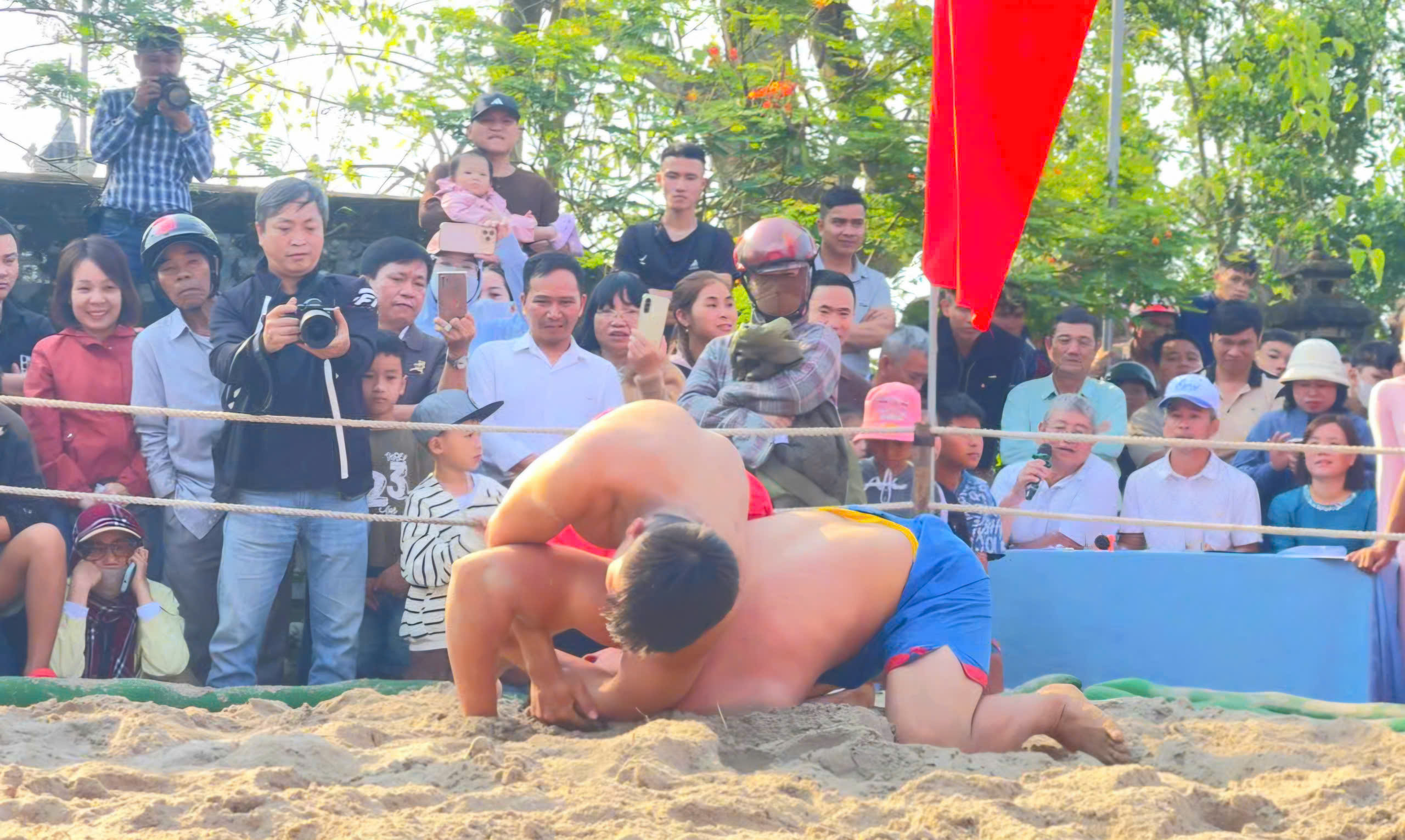 Mùng 6 Tết, về Thủ Lễ xem trai tráng đọ sức trong tiếng trống hội- Ảnh 6. Mùng 6 Tết, về Thủ Lễ xem trai tráng đọ sức trong tiếng trống hội- Ảnh 6.