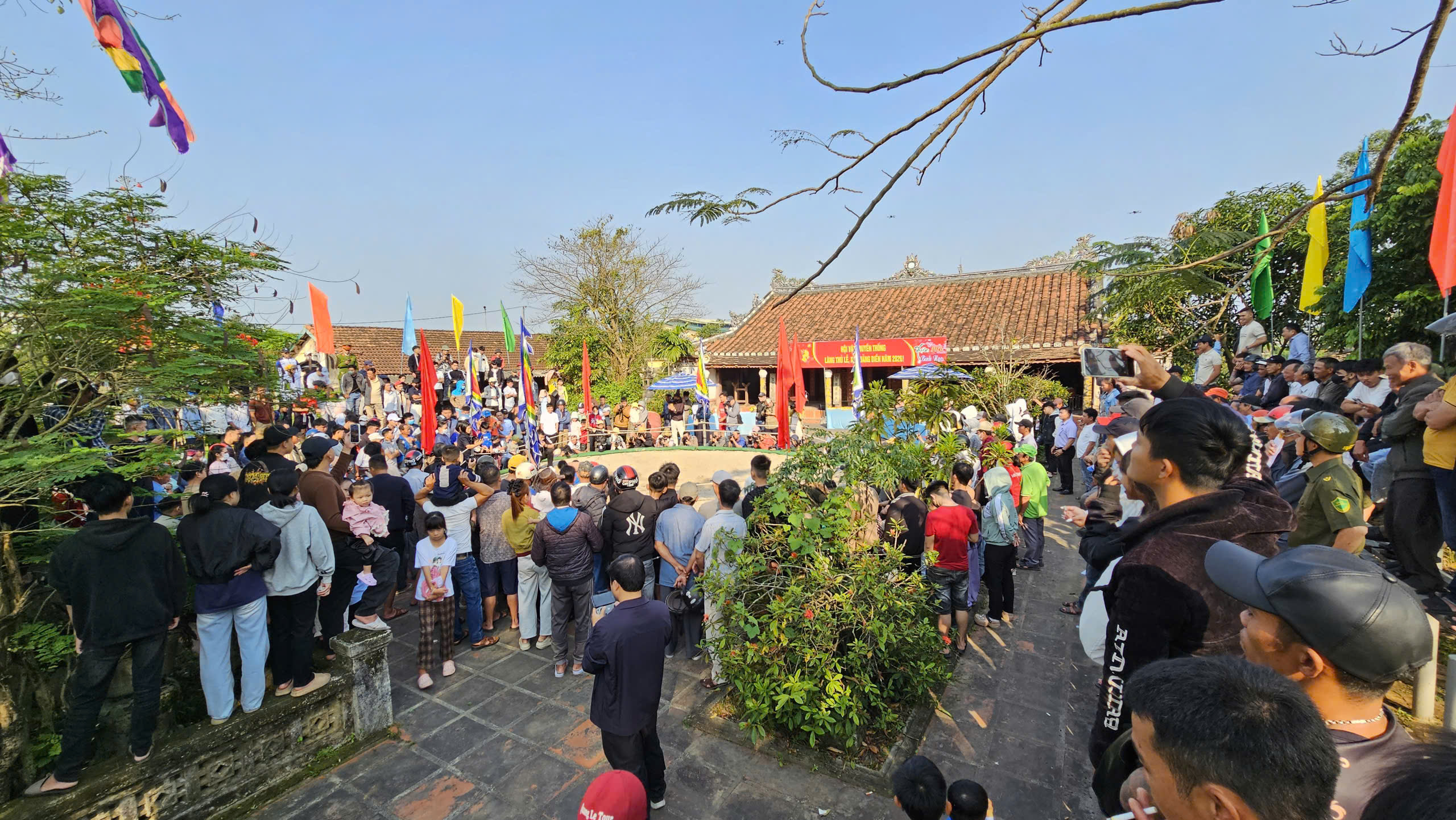 Mùng 6 Tết, về Thủ Lễ xem trai tráng đọ sức trong tiếng trống hội- Ảnh 1. Mùng 6 Tết, về Thủ Lễ xem trai tráng đọ sức trong tiếng trống hội- Ảnh 1.