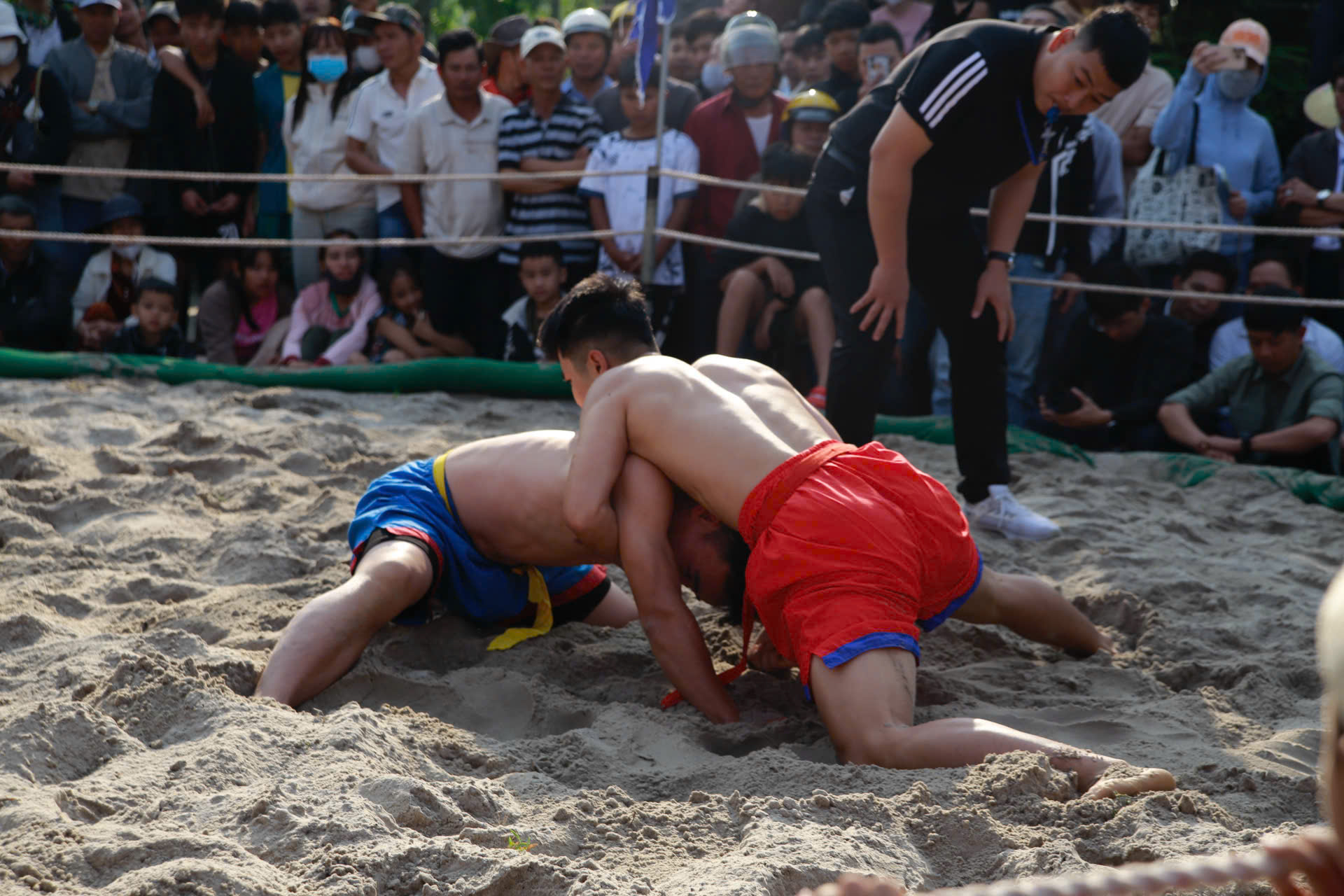 Mùng 6 Tết, về Thủ Lễ xem trai tráng đọ sức trong tiếng trống hội- Ảnh 5. Mùng 6 Tết, về Thủ Lễ xem trai tráng đọ sức trong tiếng trống hội- Ảnh 5.