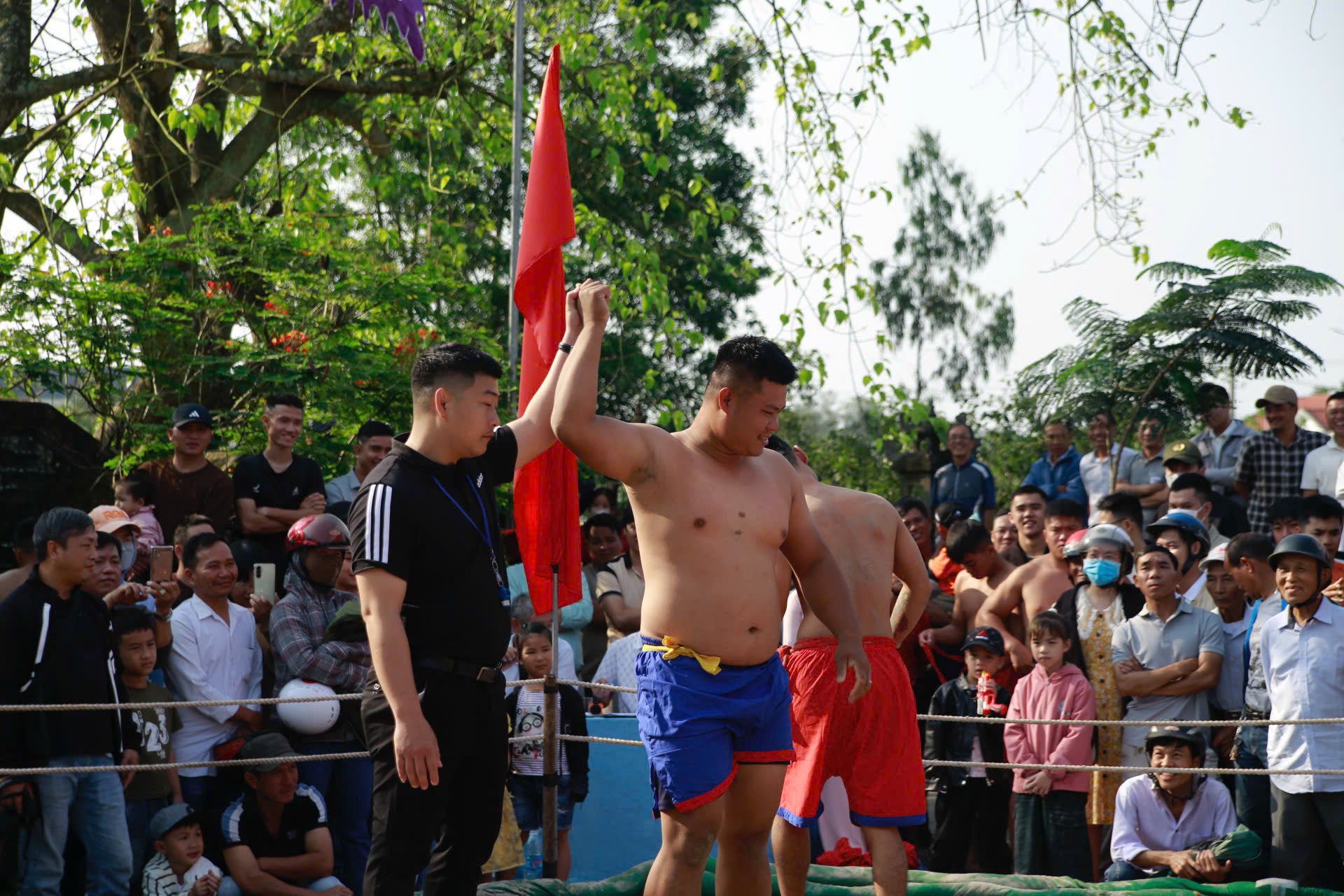 Mùng 6 Tết, về Thủ Lễ xem trai tráng đọ sức trong tiếng trống hội- Ảnh 8. Mùng 6 Tết, về Thủ Lễ xem trai tráng đọ sức trong tiếng trống hội- Ảnh 8.