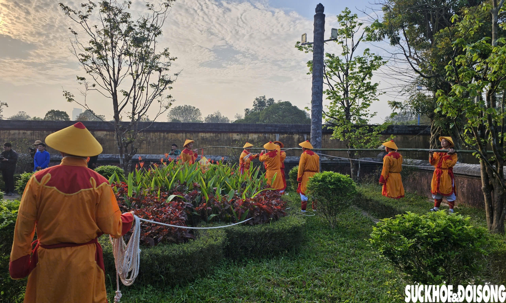 Khai ấn tân niên trong Hoàng cung Huế, du khách hào hứng khi được tặng chữ- Ảnh 3.