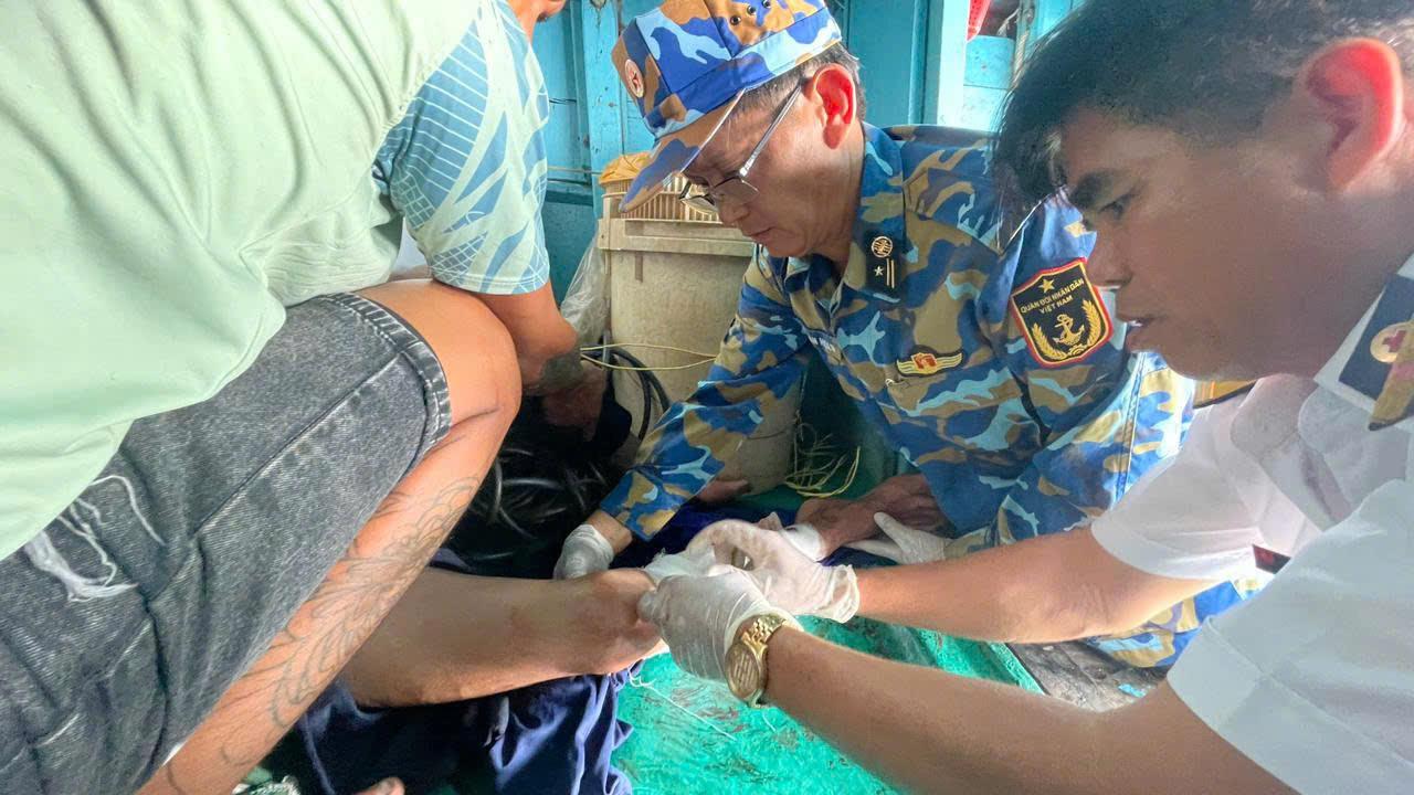 Nhà giàn DK1/10 cấp cứu ngư dân Đồng Tháp gặp nạn trên biển- Ảnh 1.