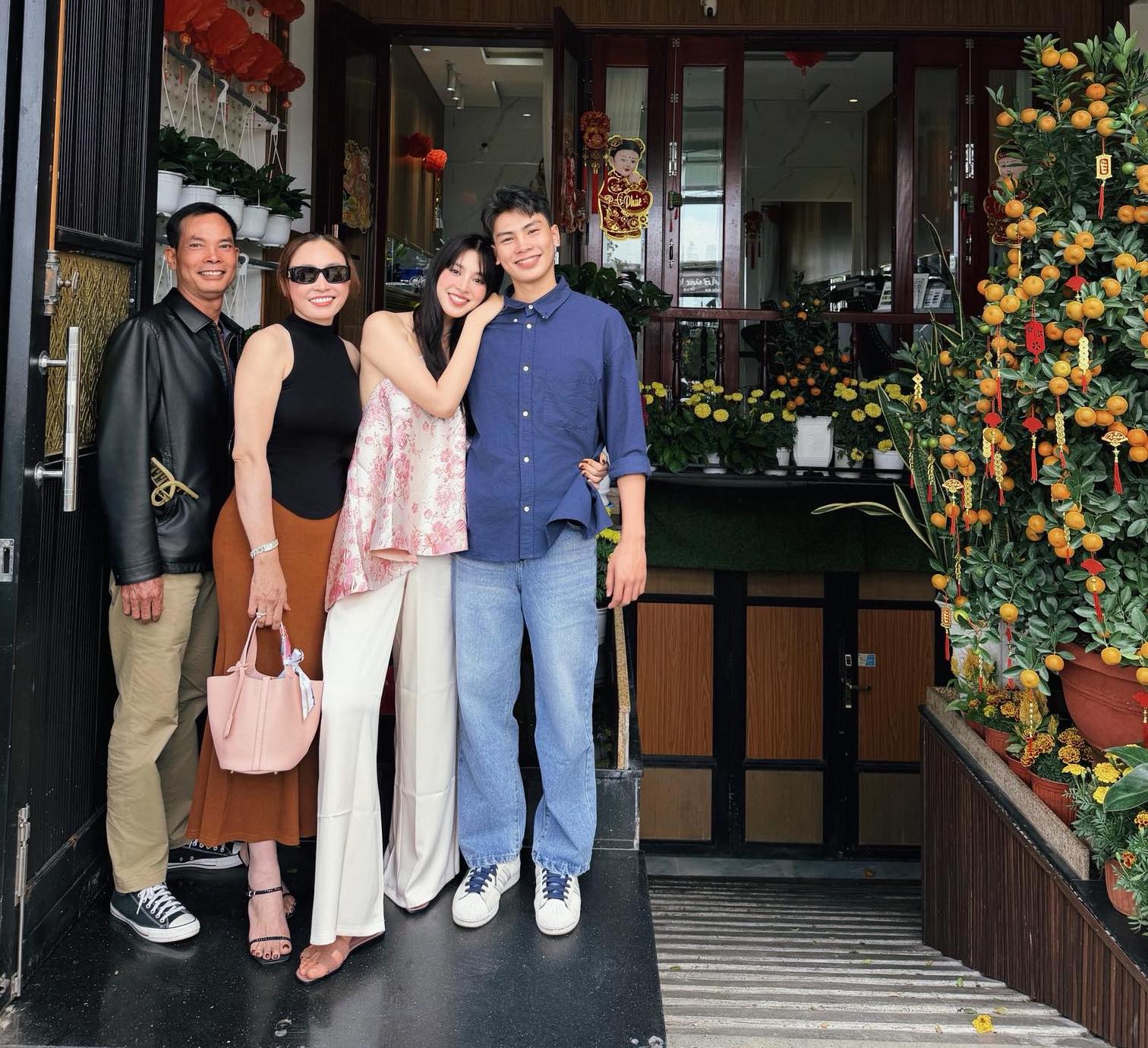 Trần Tiểu Vy gây chú ý sau kỳ nghỉ Tết dài bên bố mẹ- Ảnh 2. Trần Tiểu Vy gây chú ý sau kỳ nghỉ Tết dài bên bố mẹ- Ảnh 2.