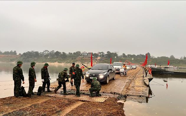 Tạm dừng khai thác cầu phao qua sông Lô để bảo đảm an toàn giao thông