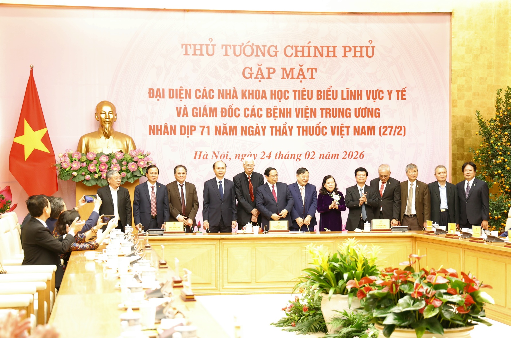 Thủ tướng: Nghề y là một nghề cao quý, là biểu tượng của sự hy sinh, lòng nhân ái, trí tuệ, sự kiên trì...- Ảnh 11.