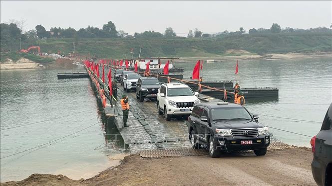 Tạm dừng khai thác cầu phao qua sông Lô để bảo đảm an toàn giao thông- Ảnh 3.