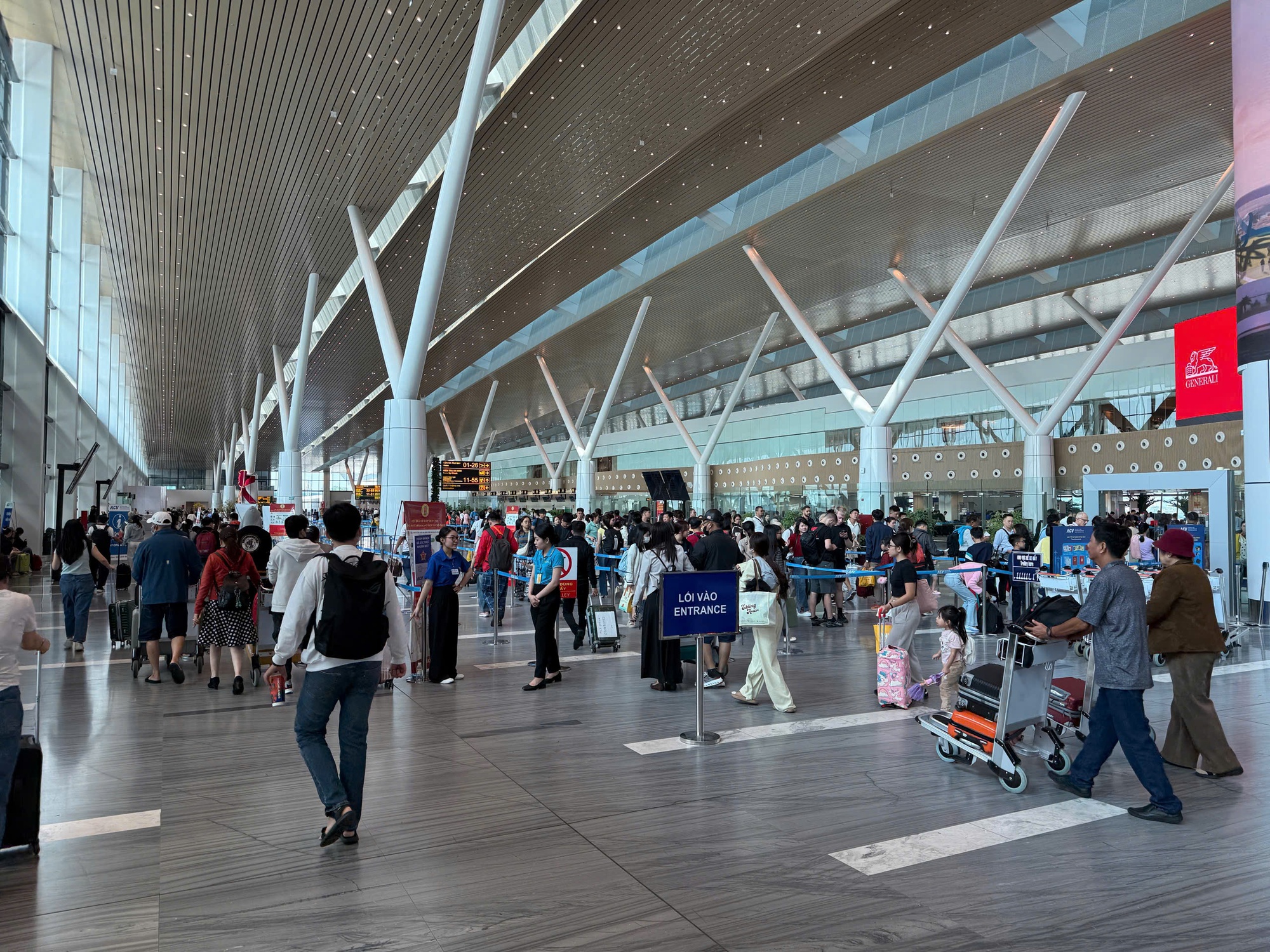 Dòng người trở lại TP Hồ Chí Minh tăng cao, vé máy bay khan hiếm cục bộ- Ảnh 1.