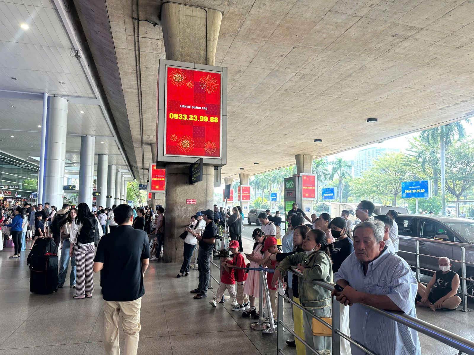 Dòng người trở lại TP Hồ Chí Minh tăng cao, vé máy bay khan hiếm cục bộ- Ảnh 4.