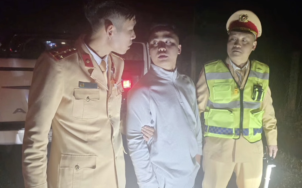 Giấu hồ sơ của công an, chủ xe Mercedes bị khởi tố- Ảnh 2.