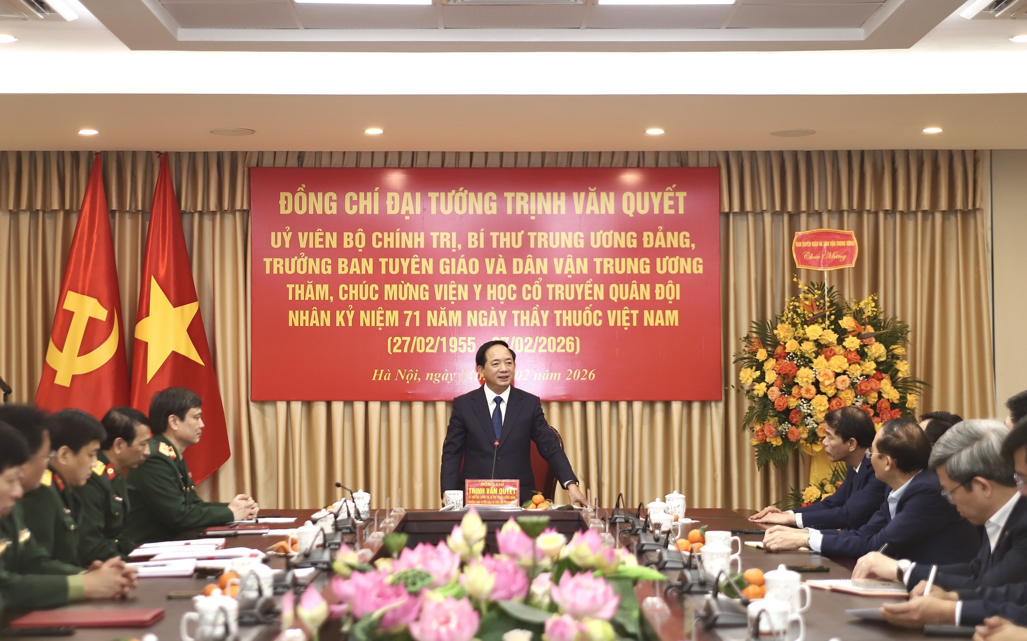 Nâng cao trình độ chuyên môn, đưa y tế Việt Nam ngang tầm khu vực và quốc tế- Ảnh 6. Trưởng Ban Tuyên giáo và Dân vận Trung ương thăm, chúc mừng Viện Y học cổ truyền Quân đội dịp 27/2