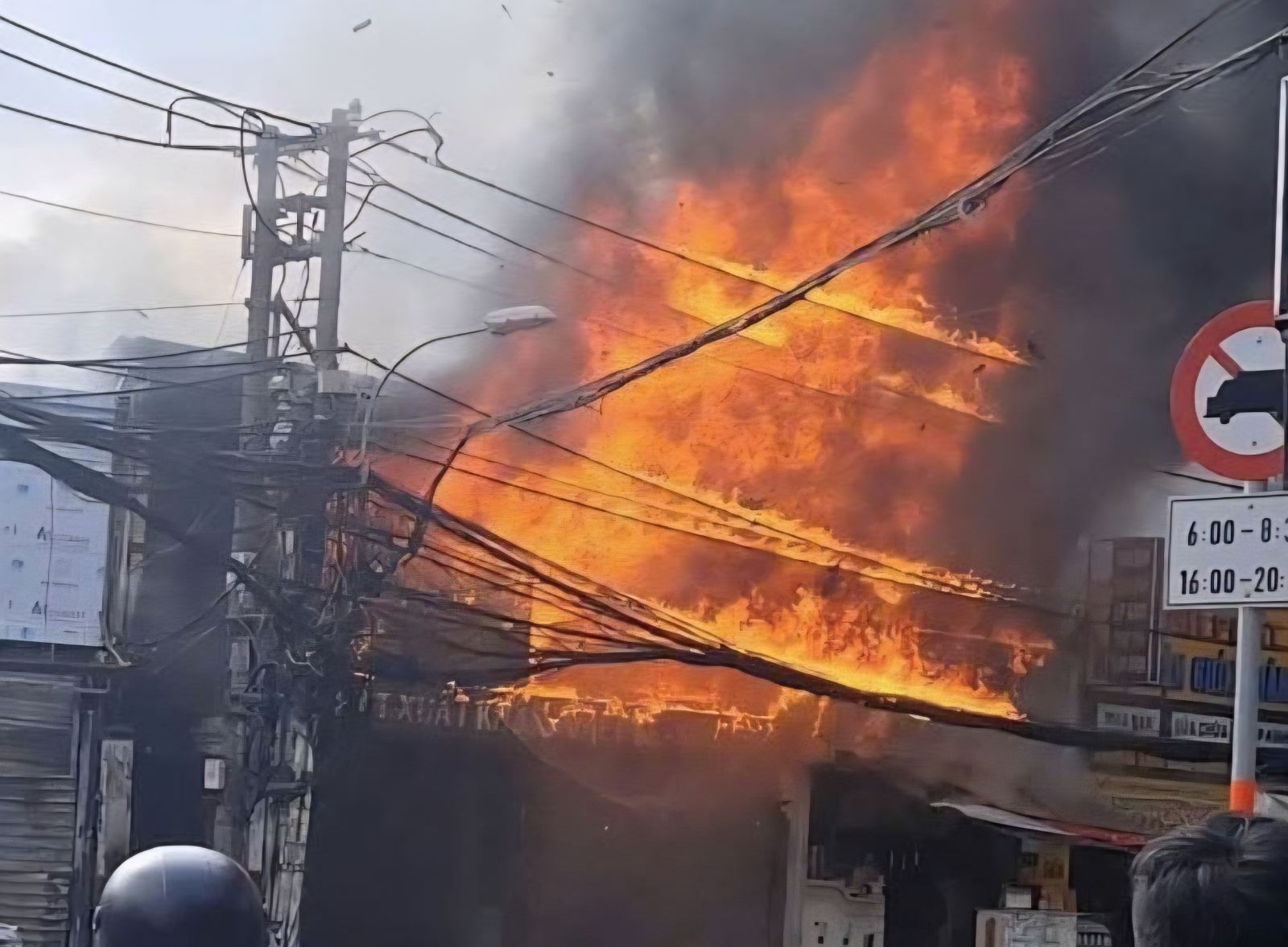 TP Hồ Chí Minh: Cháy lớn cửa hàng nội thất, hơn 2.800 khách hàng mất điện- Ảnh 1.