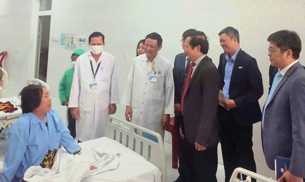 Xây dựng hệ thống y tế TP Huế phát triển toàn diện hiện đại, công bằng, bền vững, lấy người dân làm trung tâm- Ảnh 3.