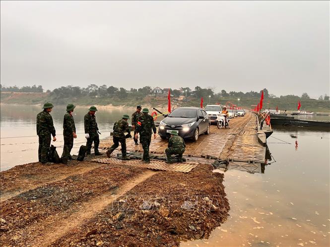 Tạm dừng khai thác cầu phao qua sông Lô để bảo đảm an toàn giao thông- Ảnh 2.