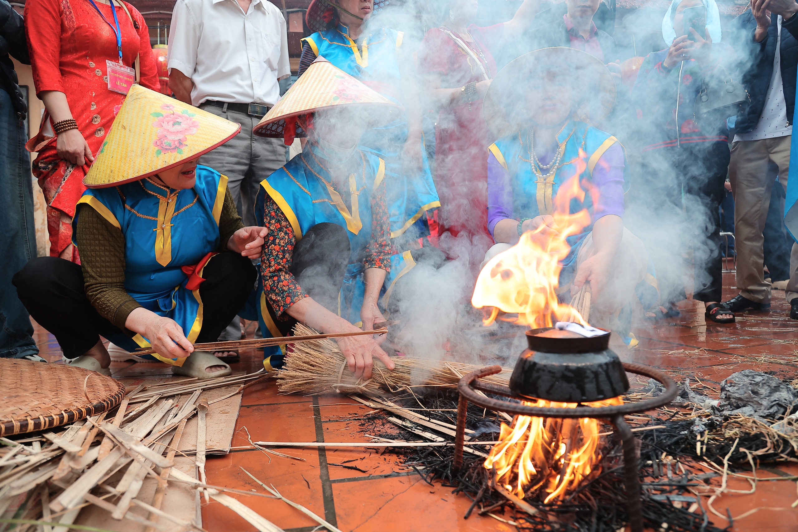 Trai làng kéo lửa giữa mưa xuân trong lễ hội thổi cơm Thị Cấm- Ảnh 8.