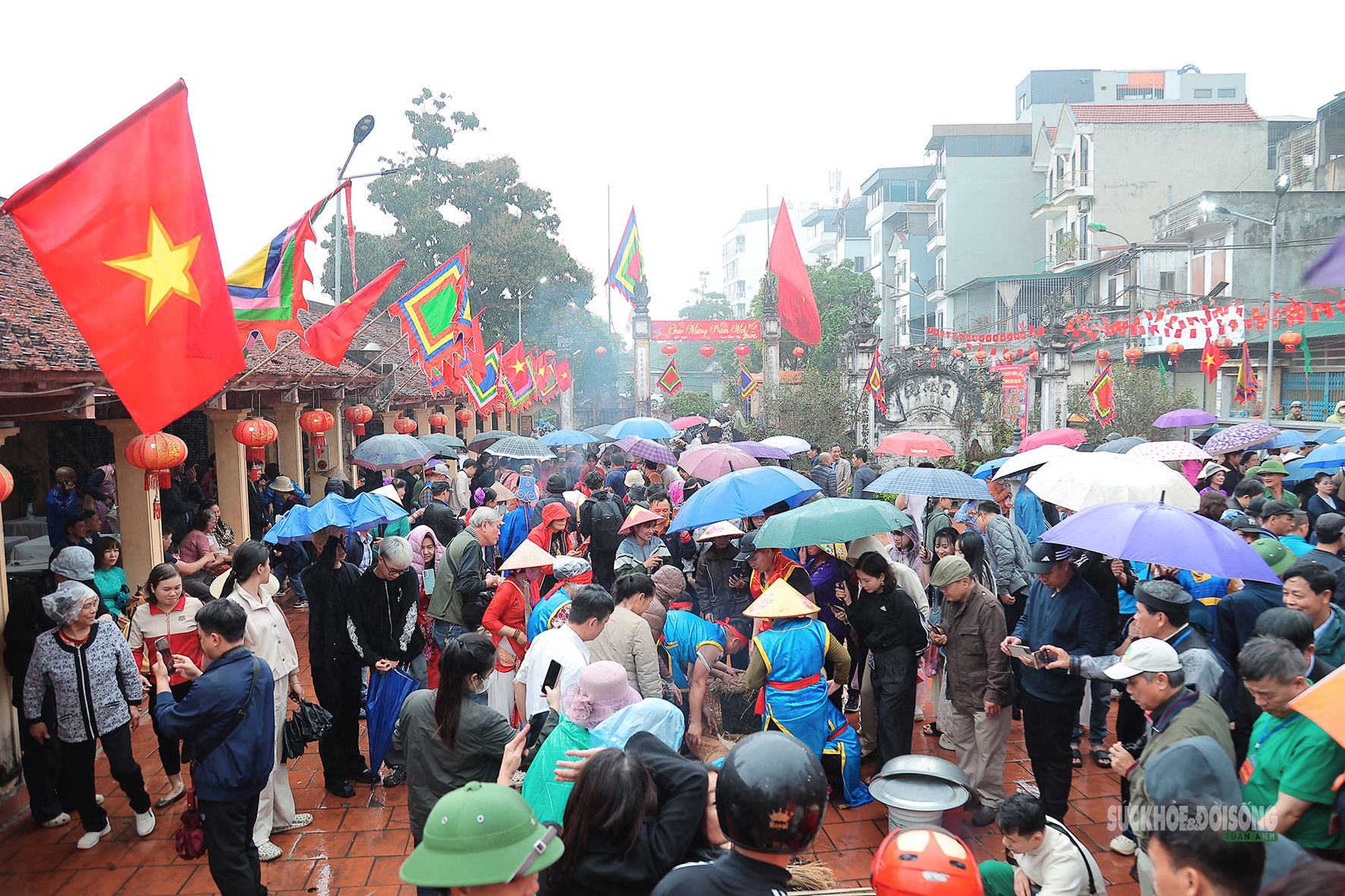 Trai làng kéo lửa giữa mưa xuân trong lễ hội thổi cơm Thị Cấm- Ảnh 1.