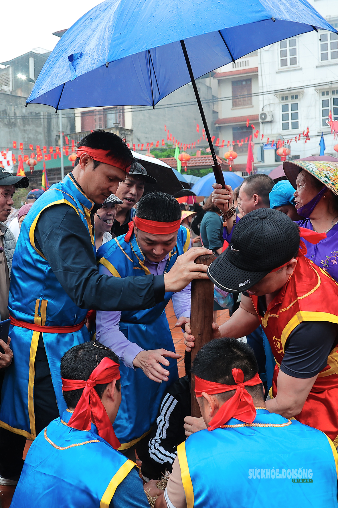 Trai làng kéo lửa giữa mưa xuân trong lễ hội thổi cơm Thị Cấm- Ảnh 6.