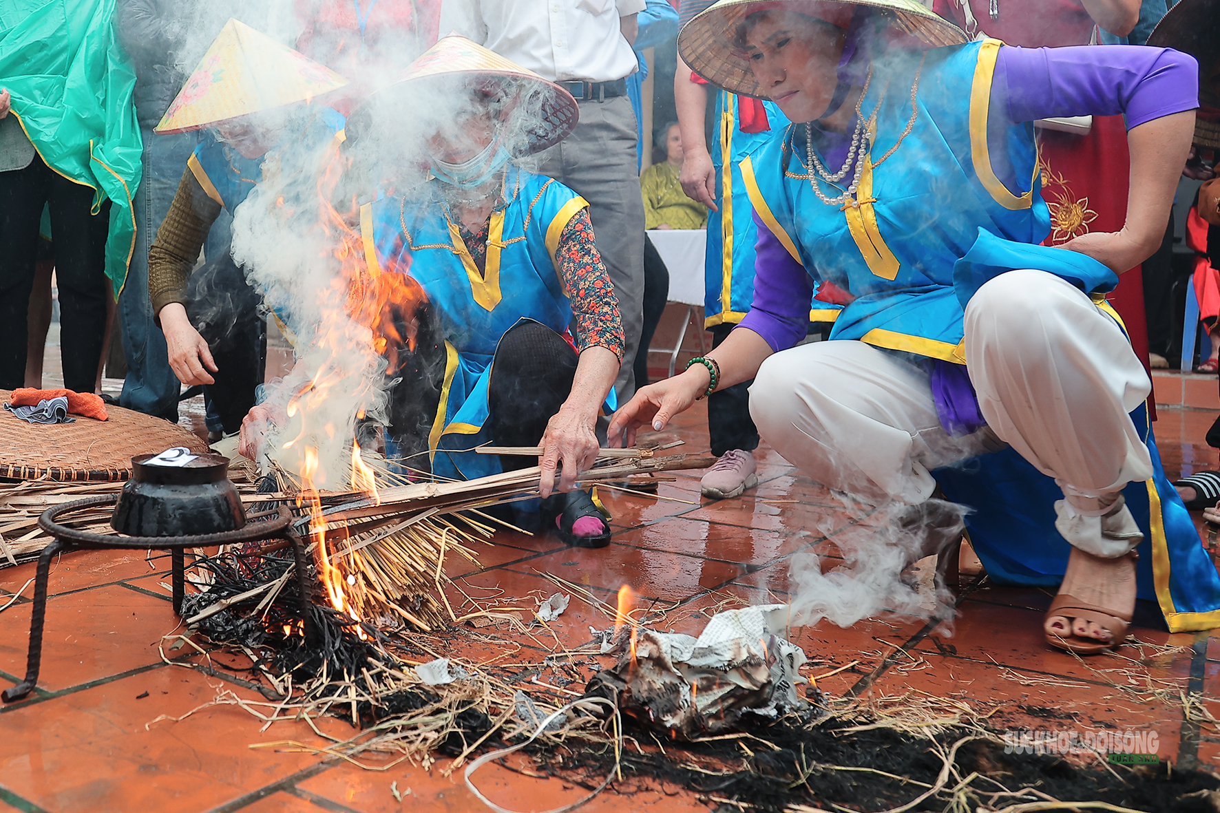 Trai làng kéo lửa giữa mưa xuân trong lễ hội thổi cơm Thị Cấm- Ảnh 9.