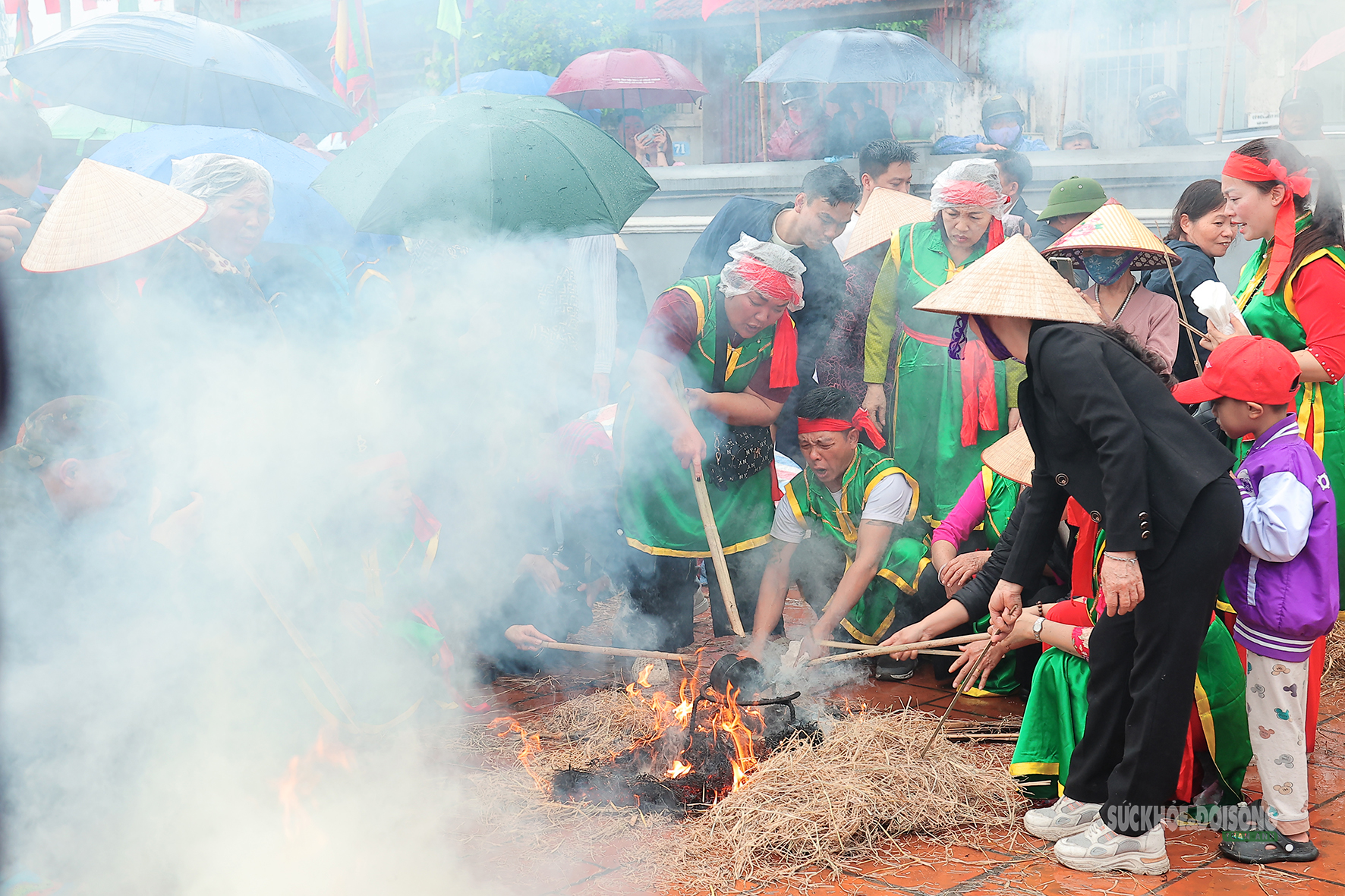 Trai làng kéo lửa giữa mưa xuân trong lễ hội thổi cơm Thị Cấm- Ảnh 11.