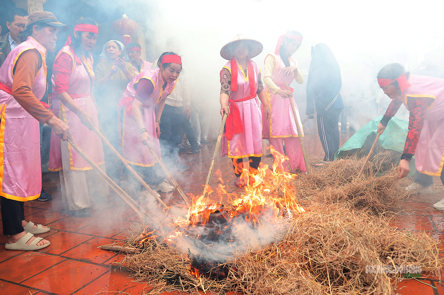 Trai làng kéo lửa giữa mưa xuân trong lễ hội thổi cơm Thị Cấm- Ảnh 10.