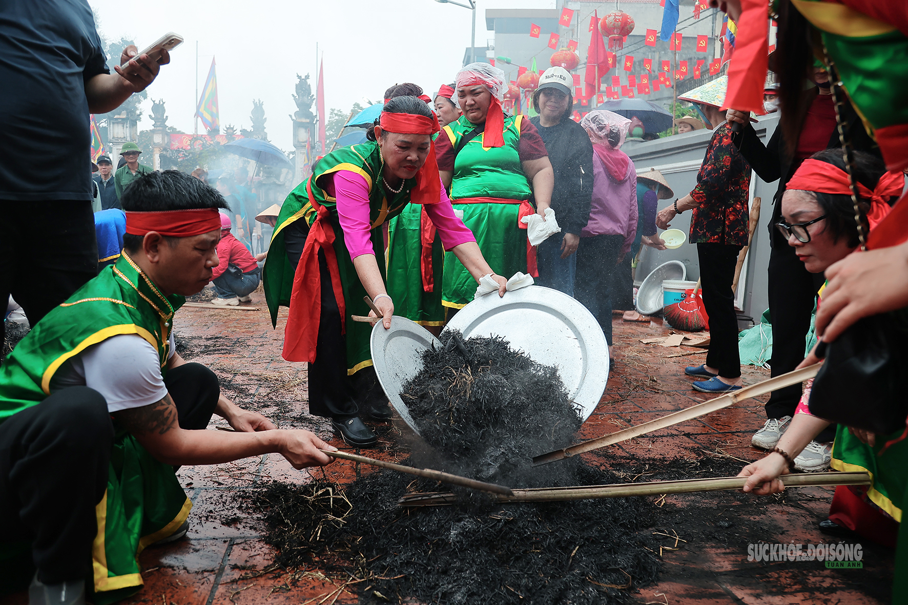 Trai làng kéo lửa giữa mưa xuân trong lễ hội thổi cơm Thị Cấm- Ảnh 12.