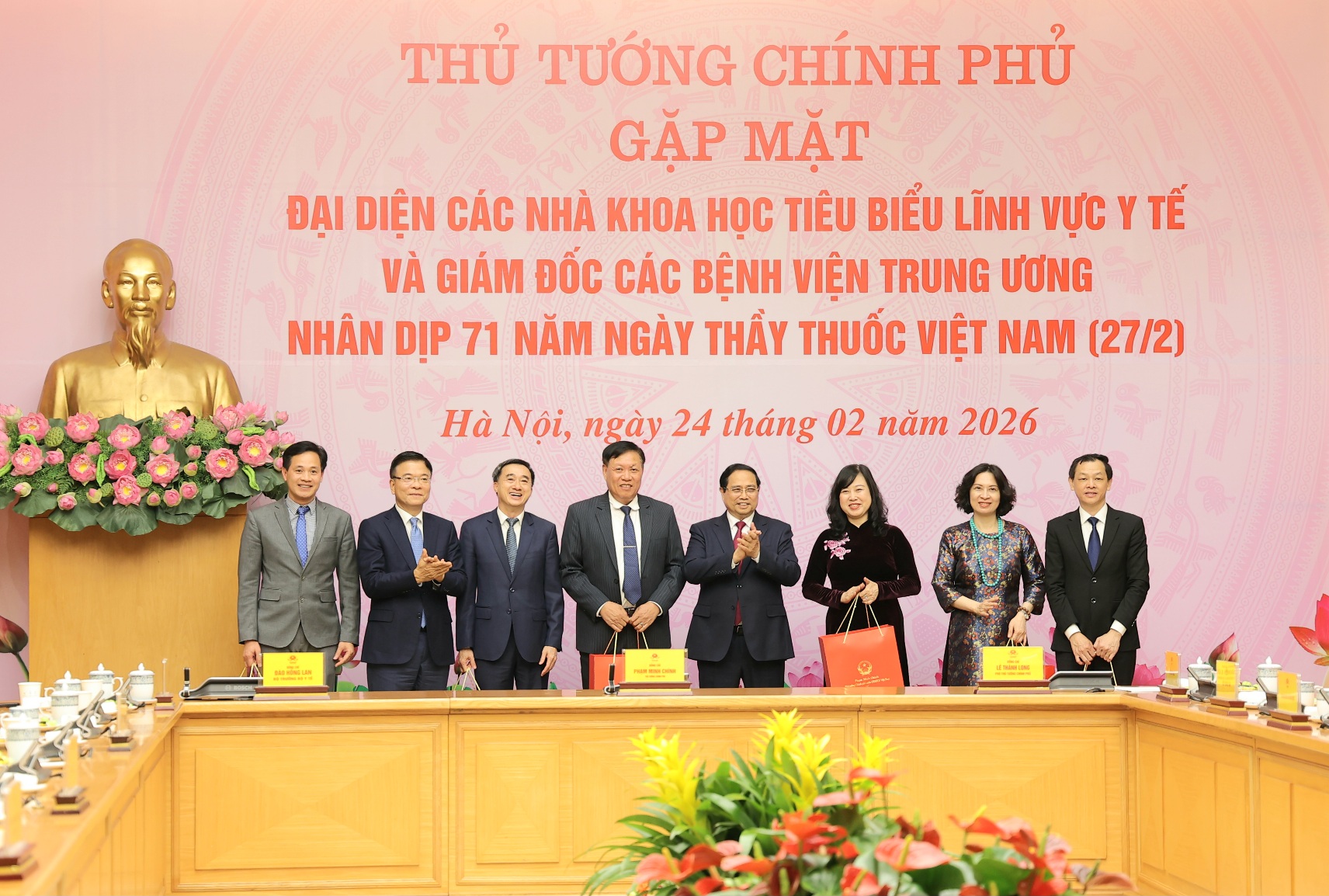 Thủ tướng: Nghề y là một nghề cao quý, là biểu tượng của sự hy sinh, lòng nhân ái, trí tuệ, sự kiên trì...- Ảnh 10.