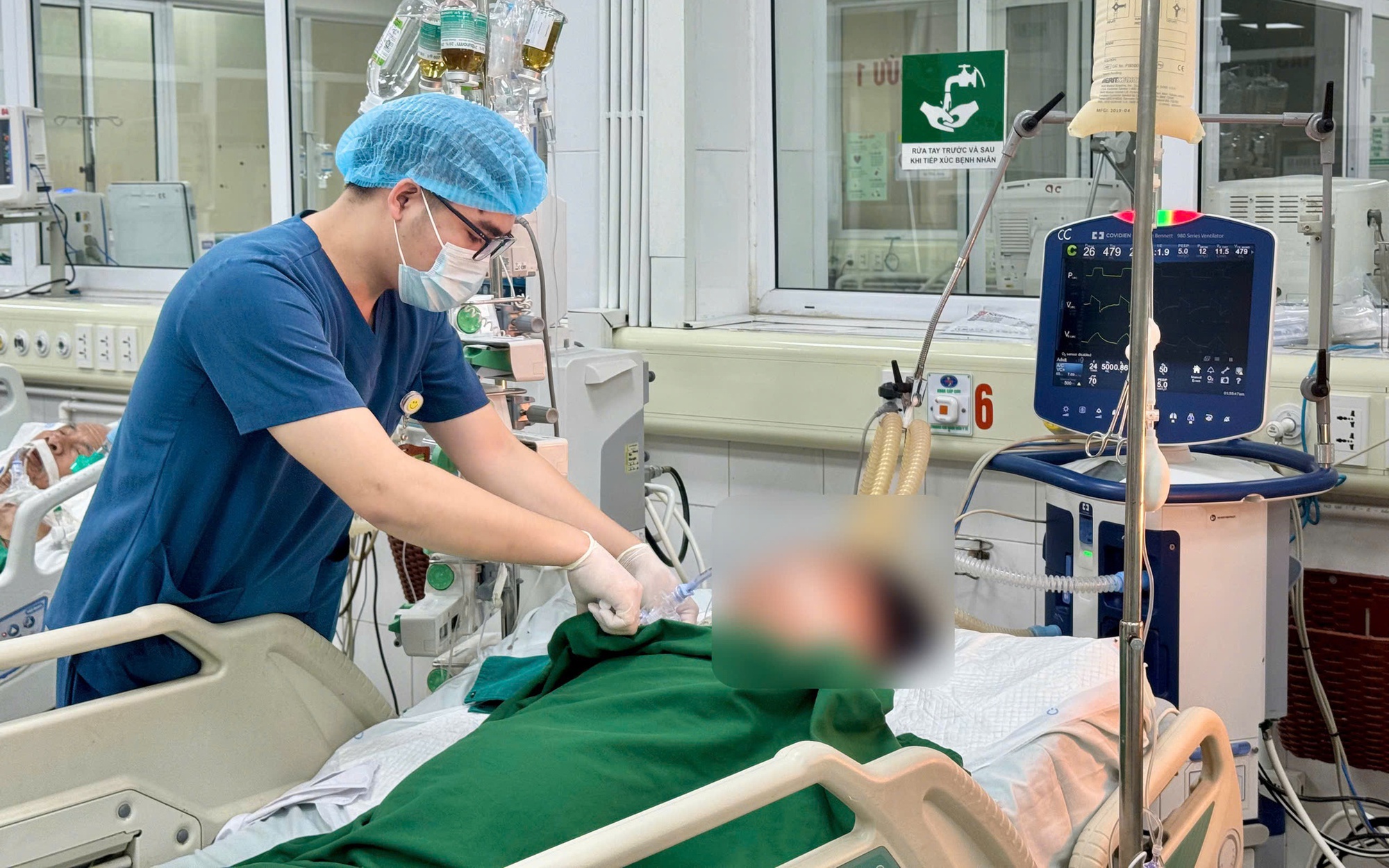 Thiếu niên 15 tuổi cấp cứu vì chiếc chày 18cm mắc kẹt hậu môn- Ảnh 1.