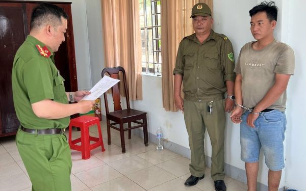 Bắt đối tượng dùng súng và bình xịt hơi cay để đòi nợ