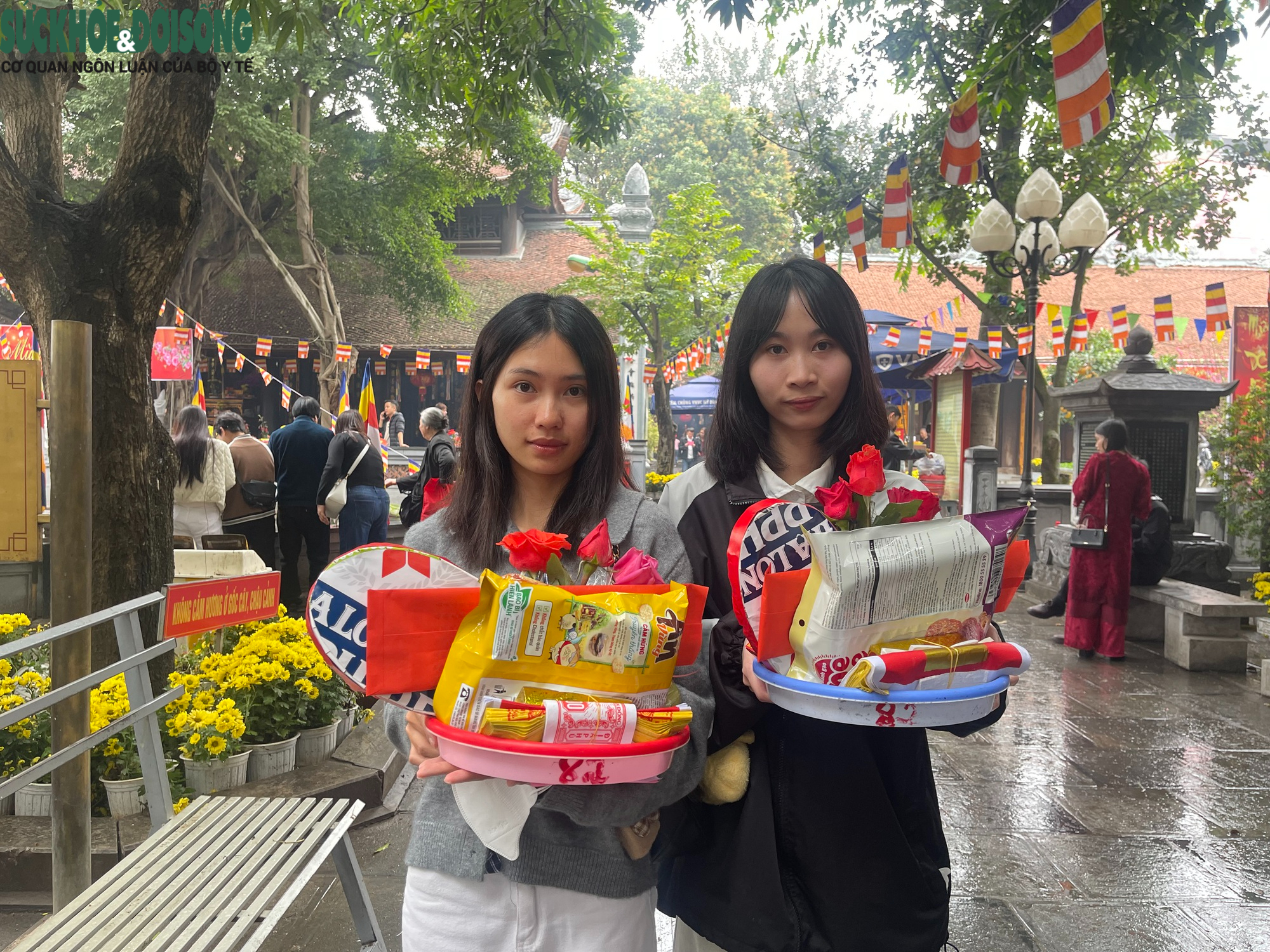 Mùng 9 Tết: Nam thanh nữ tú tấp nập đến chùa Hà cầu may- Ảnh 3. Mùng 9 Tết: Nam thanh nữ tú tấp nập đến chùa Hà cầu may- Ảnh 3.