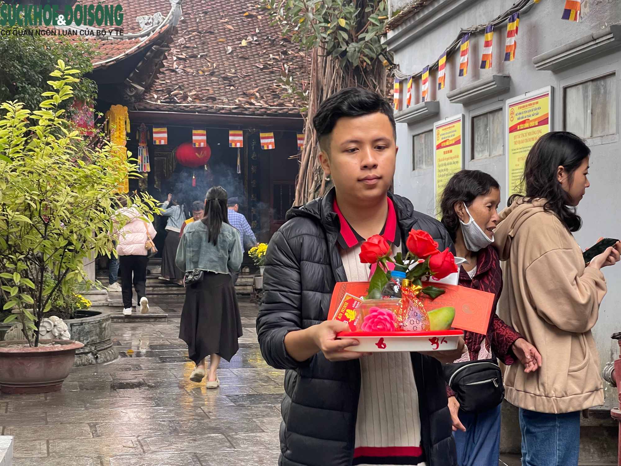 Mùng 9 Tết: Nam thanh nữ tú tấp nập đến chùa Hà cầu may- Ảnh 4. Mùng 9 Tết: Nam thanh nữ tú tấp nập đến chùa Hà cầu may- Ảnh 4.