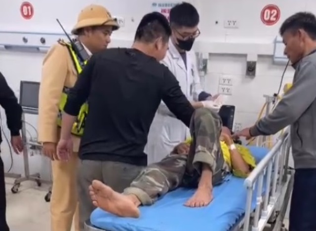 Dùng xe chuyên dụng dẫn đường, CSGT giúp người bệnh vượt cửa tử- Ảnh 1.