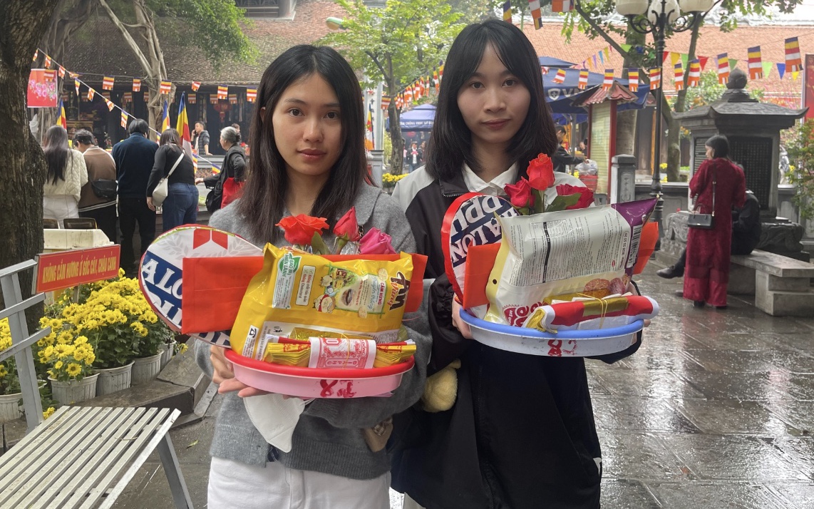 Người trồng đào Nhật Tân 'đội mưa' hồi sinh vườn cây sau Tết- Ảnh 9.