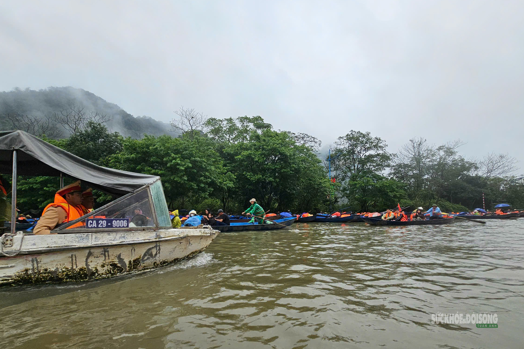 Đò chở khách không mặc áo phao sẽ không được xuất bến ở Chùa Hương- Ảnh 3. Đò chở khách không mặc áo phao sẽ không được xuất bến ở Chùa Hương- Ảnh 3.