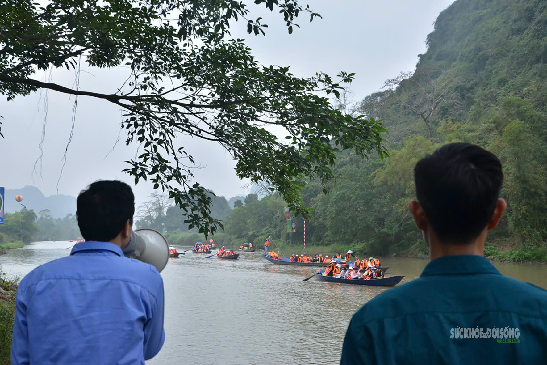 Đò chở khách không mặc áo phao sẽ không được xuất bến ở Chùa Hương- Ảnh 1. Đò chở khách không mặc áo phao sẽ không được xuất bến ở Chùa Hương- Ảnh 1.