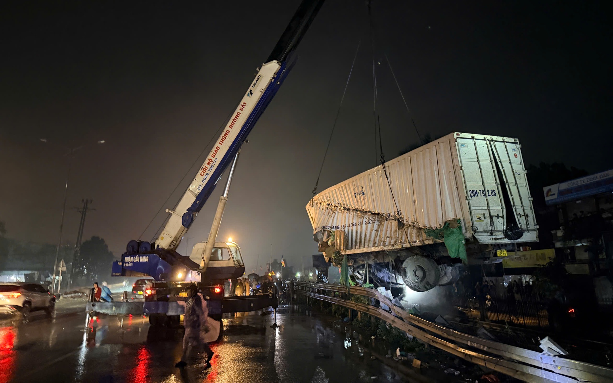 Hiện trường vụ ô tô tải va chạm tàu SE3 tại Ngọc Hồi, Hà Nội