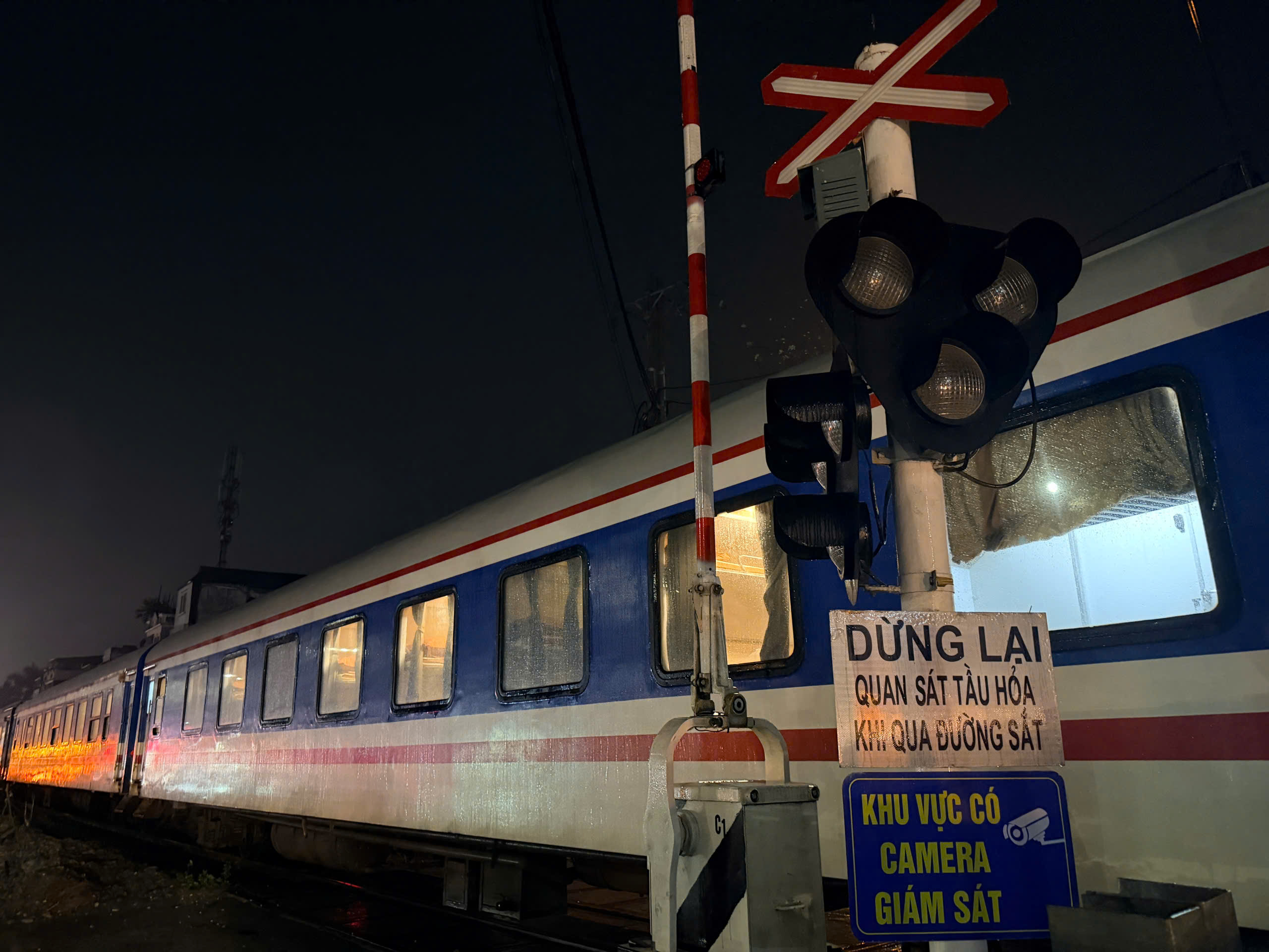 Hiện trường vụ ô tô tải va chạm tàu SE3 tại Ngọc Hồi, Hà Nội- Ảnh 6.