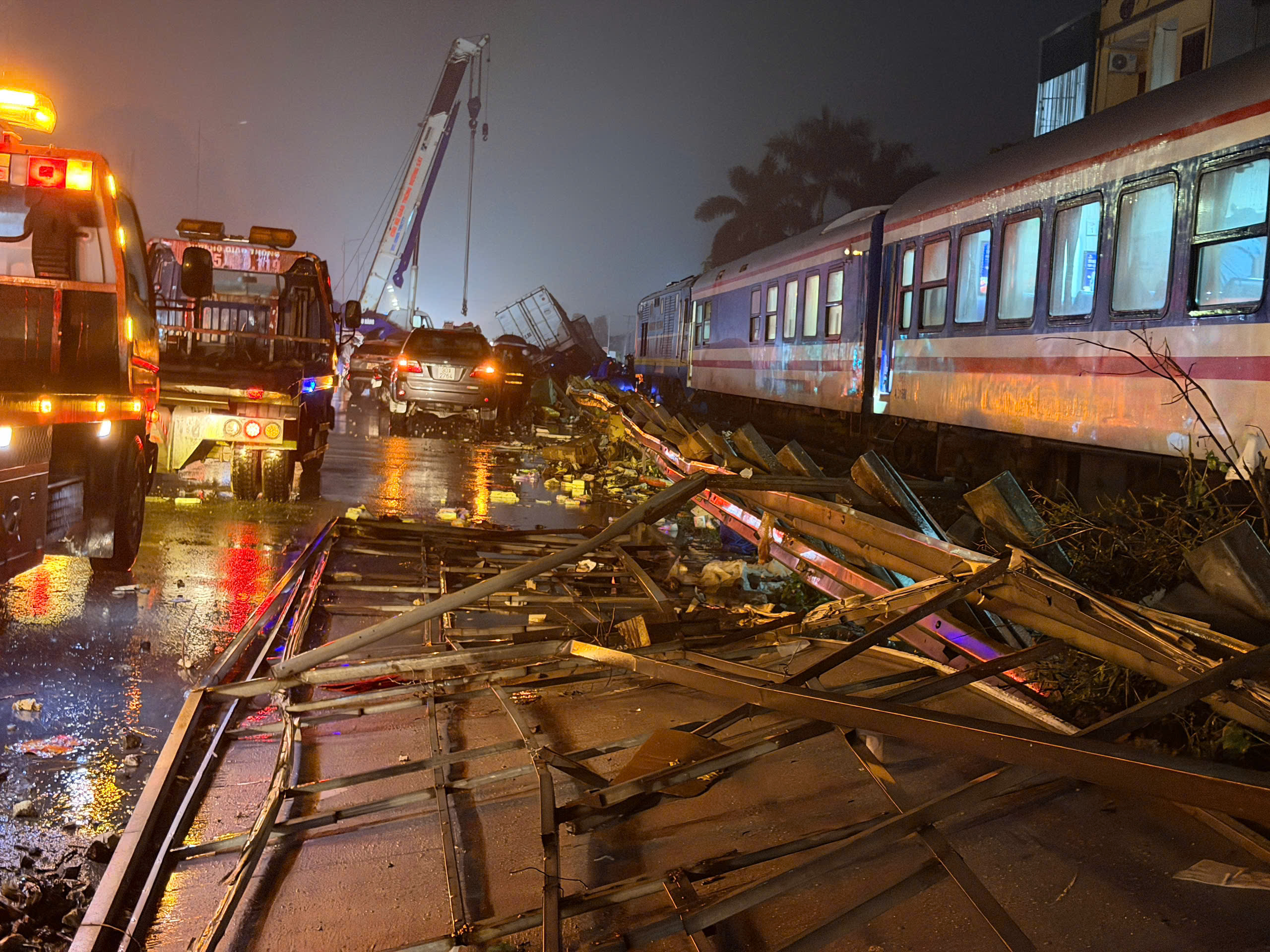 Hiện trường vụ ô tô tải va chạm tàu SE3 tại Ngọc Hồi, Hà Nội- Ảnh 4.