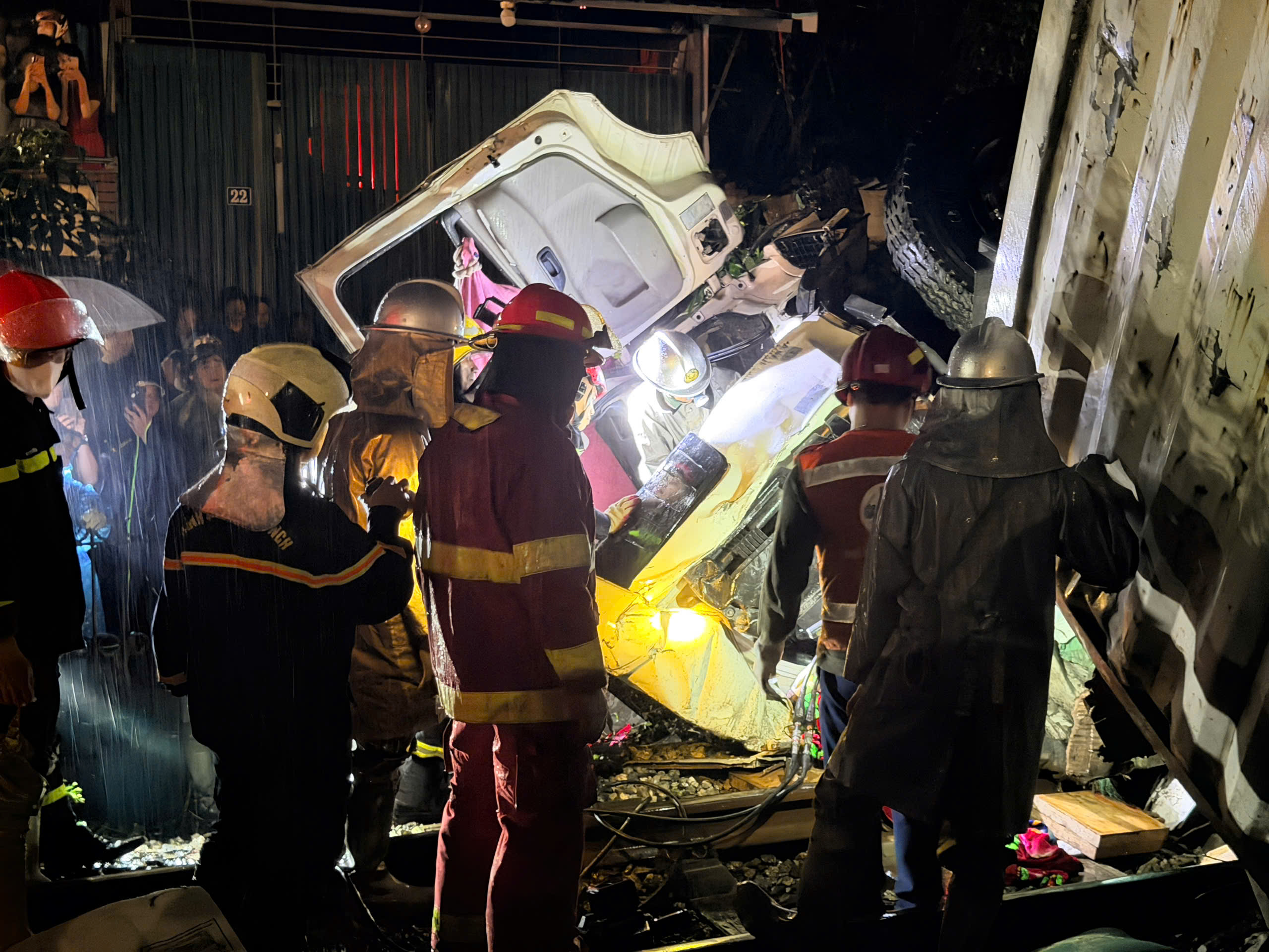 Hiện trường vụ ô tô tải va chạm tàu SE3 tại Ngọc Hồi, Hà Nội- Ảnh 5.