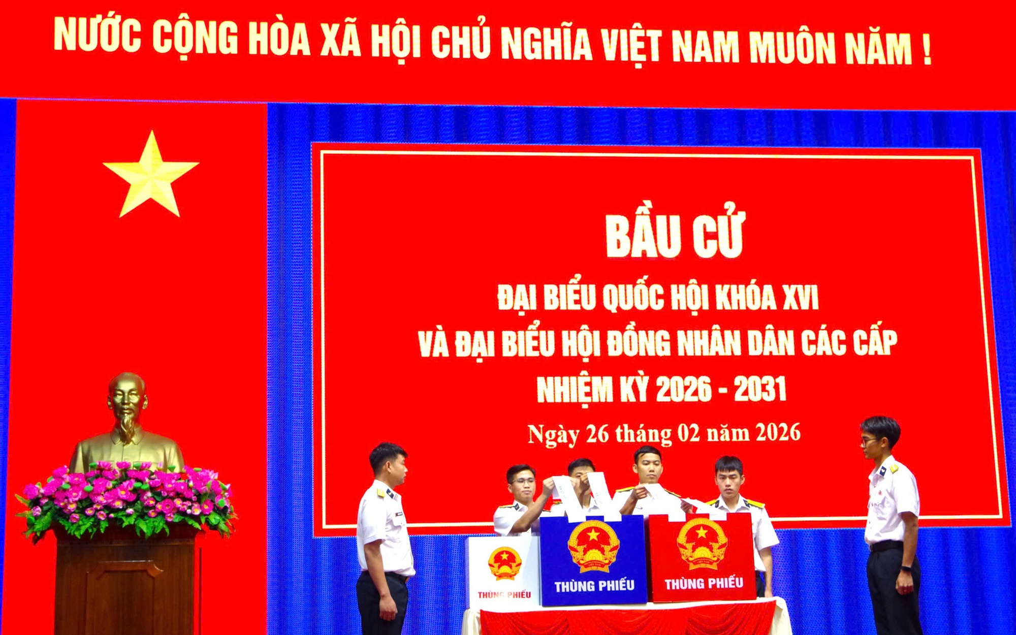 Đặc khu Trường Sa sẵn sàng cho công tác bầu cử- Ảnh 4. Đông đảo cán bộ, chiến sĩ hải quân hào hứng đi bầu cử sớm